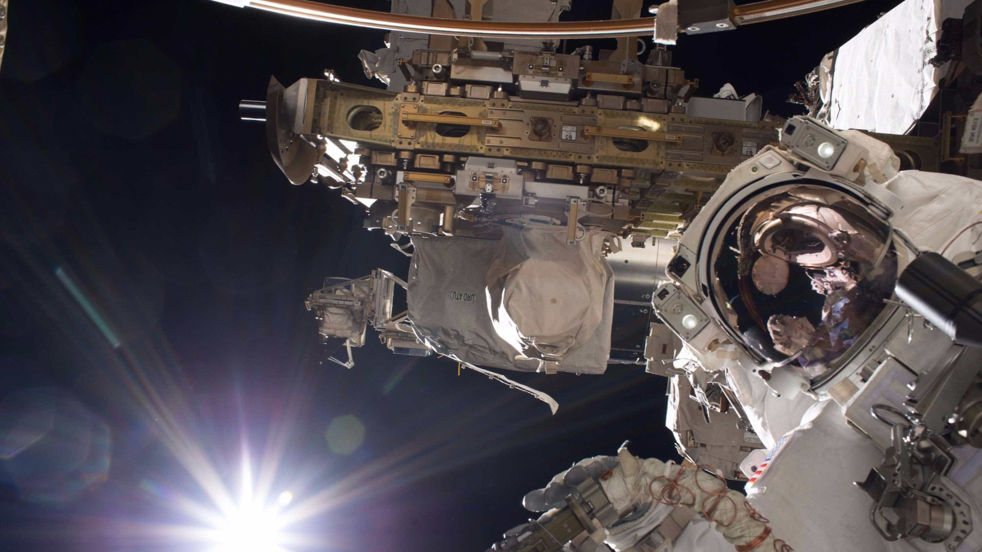 Veja como astronauta trabalha ao lado de fora da Estação Espacial