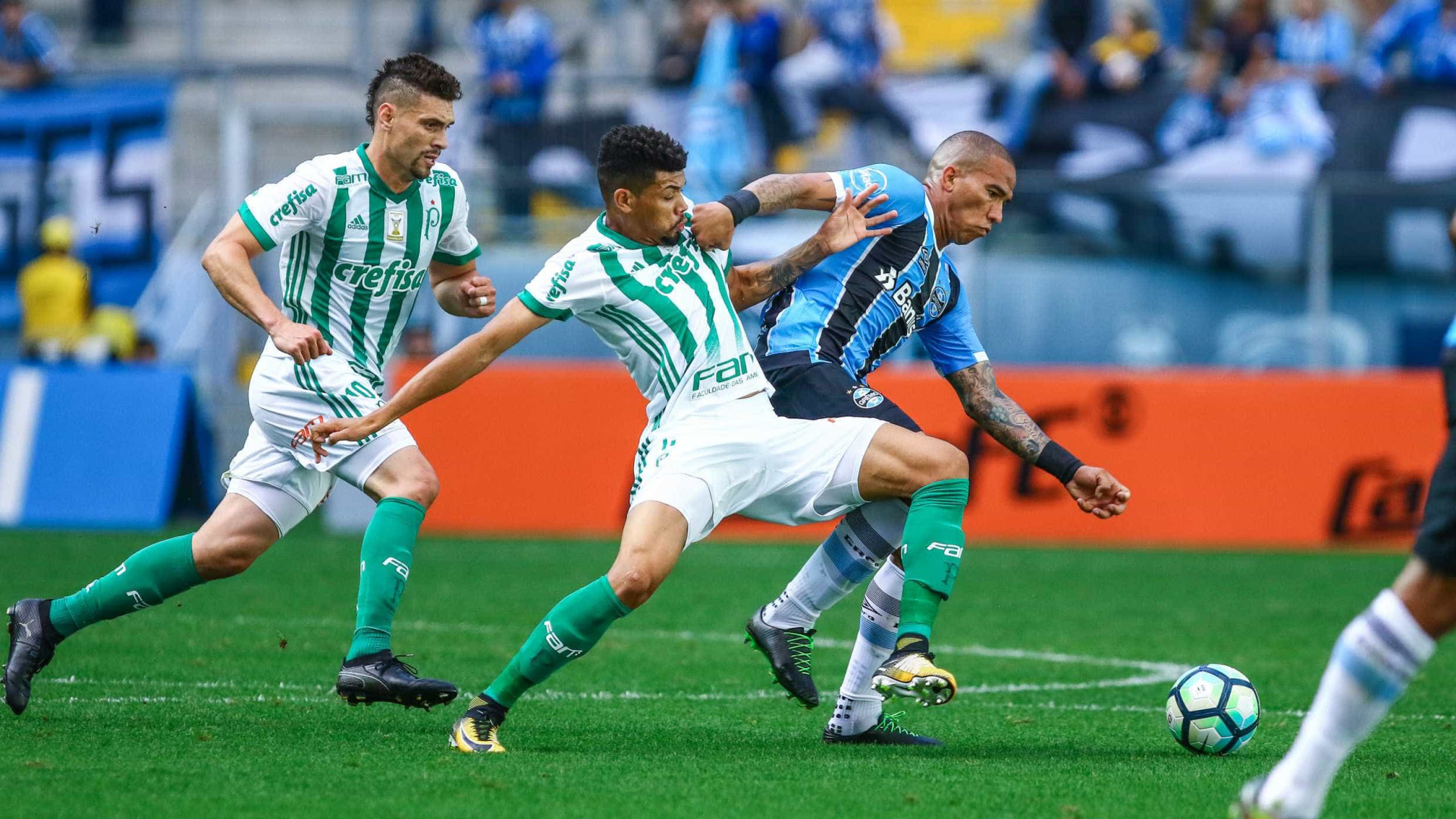 Palmeiras atropela Grêmio em Porto Alegre e pressiona líder Corinthians