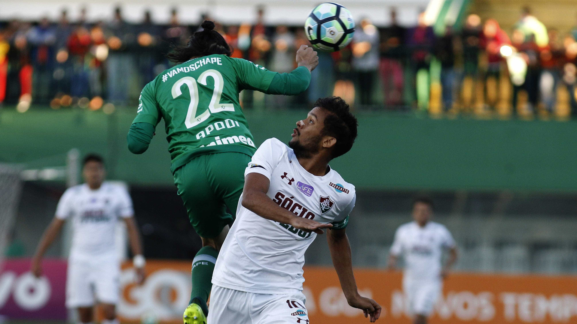 Chape marca no início dos dois tempos e vence o Flu sem dificuldade