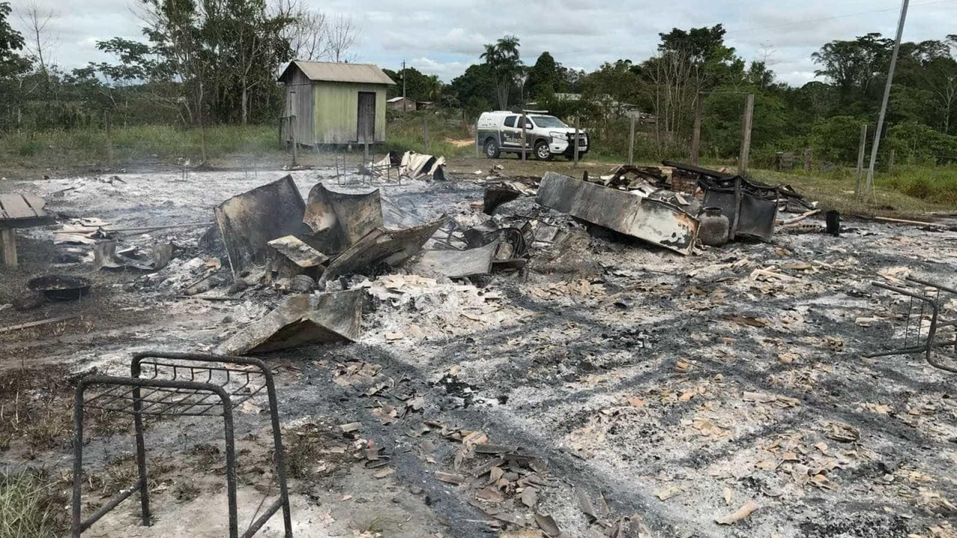 Aluno de 14 anos incendeia escola após professor reclamar sobre atraso
