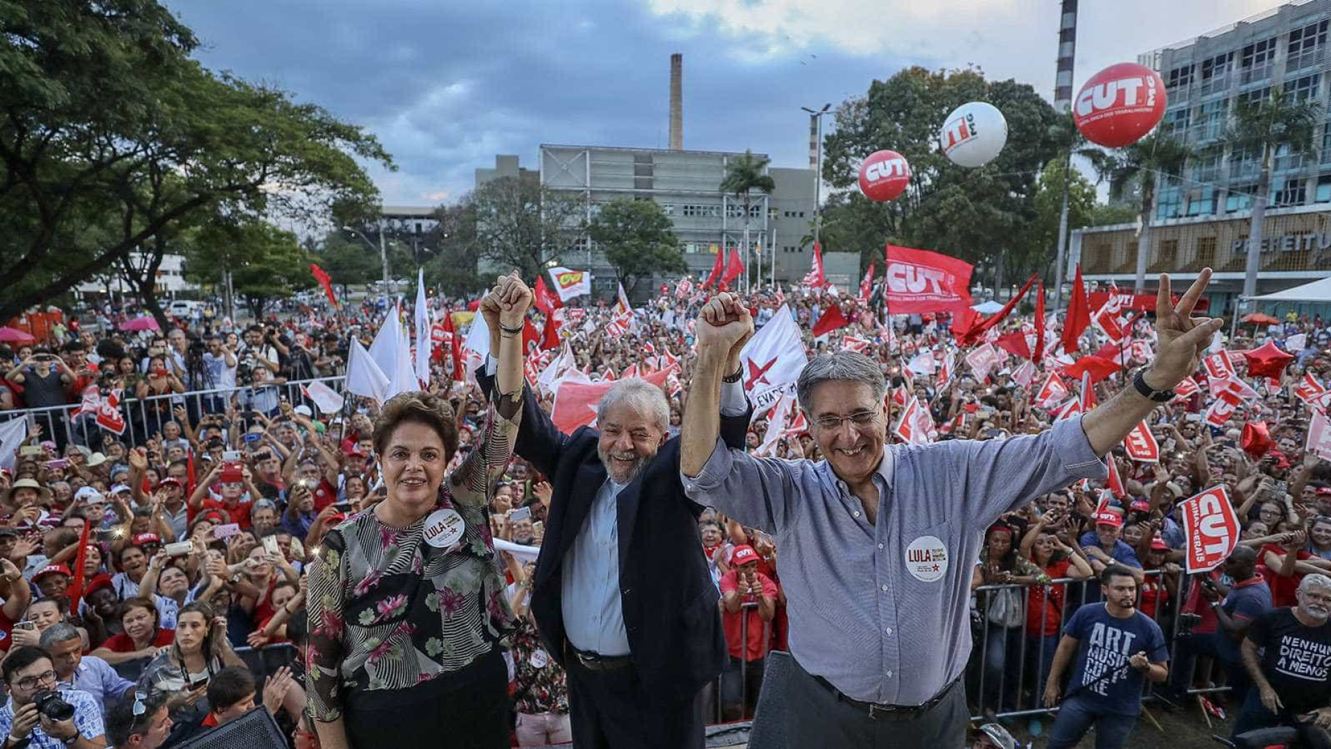 'Lulinha paz e amor voltou', diz ex-presidente durante caravana em MG