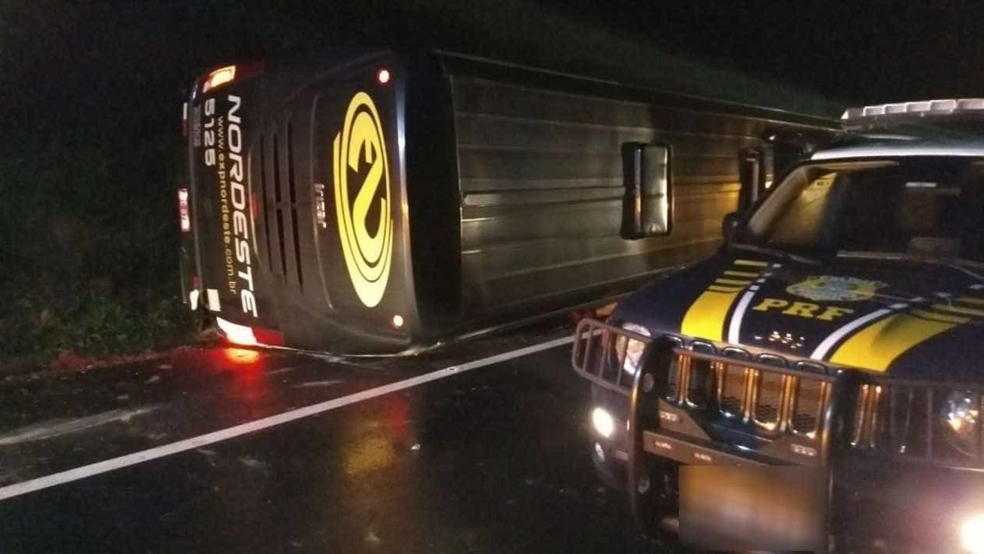 Acidente entre ônibus e carro deixa 4 mortos e 12 feridos no Paraná