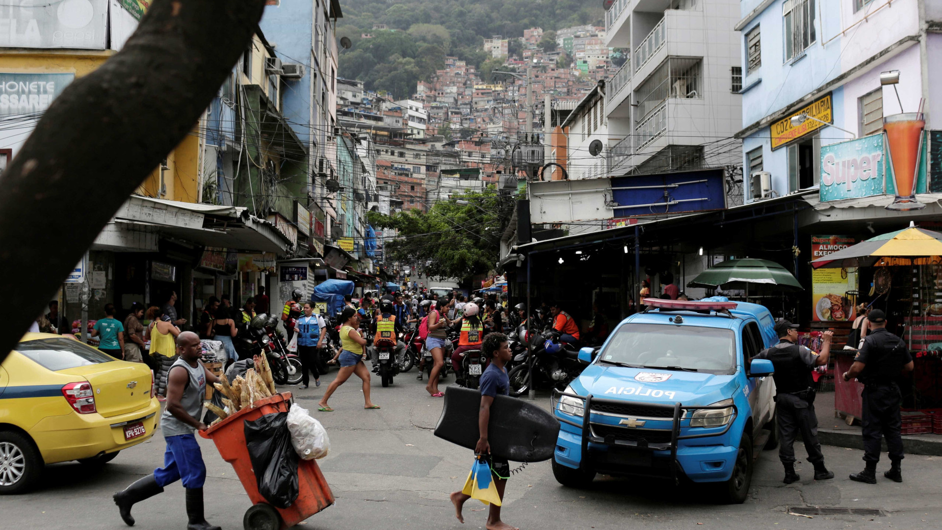 Polícia e criminosos trocam tiros durante operação na Rocinha
