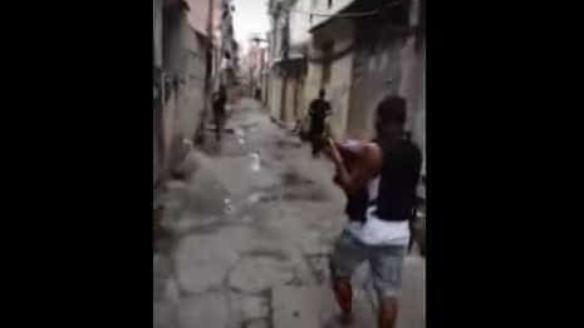 Criminosos filmam invasão a favela no Rio: 'Acabou o esculacho'; vídeo
