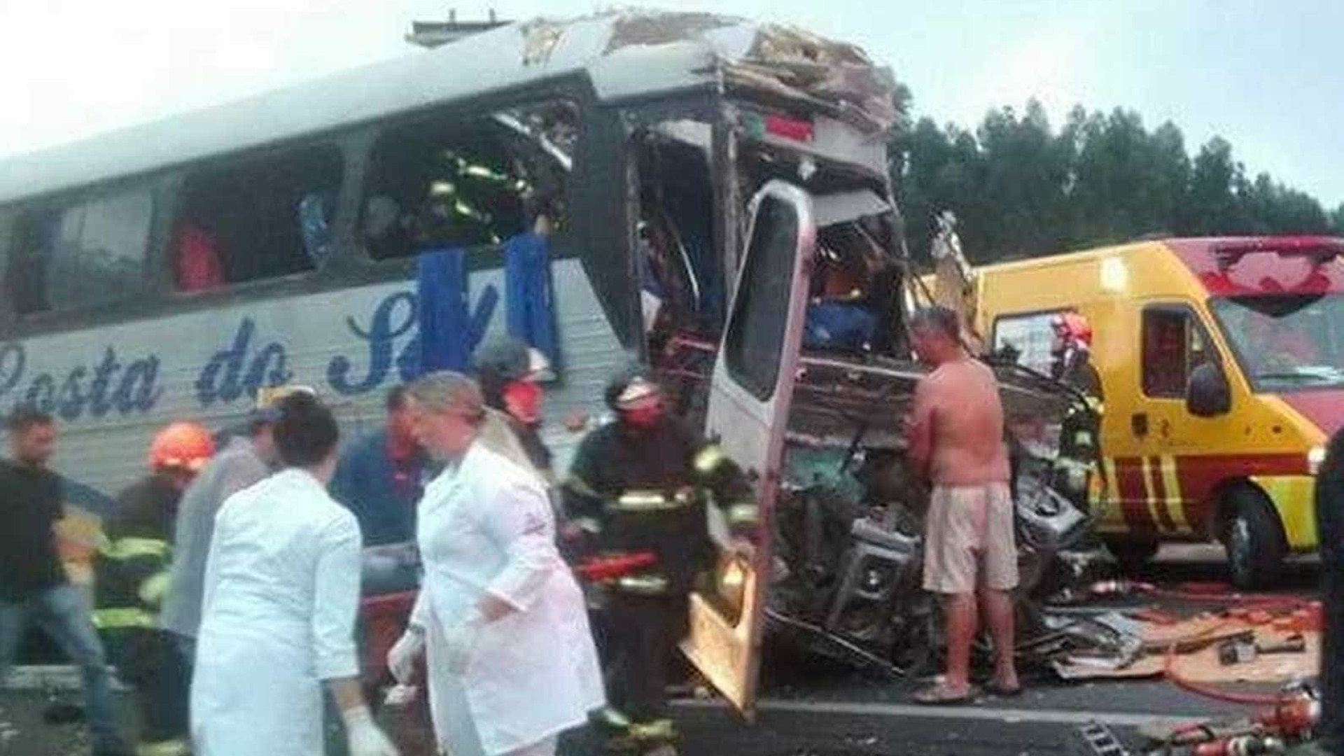Acidente entre ônibus e caminhão deixa dois mortos no interior de SP