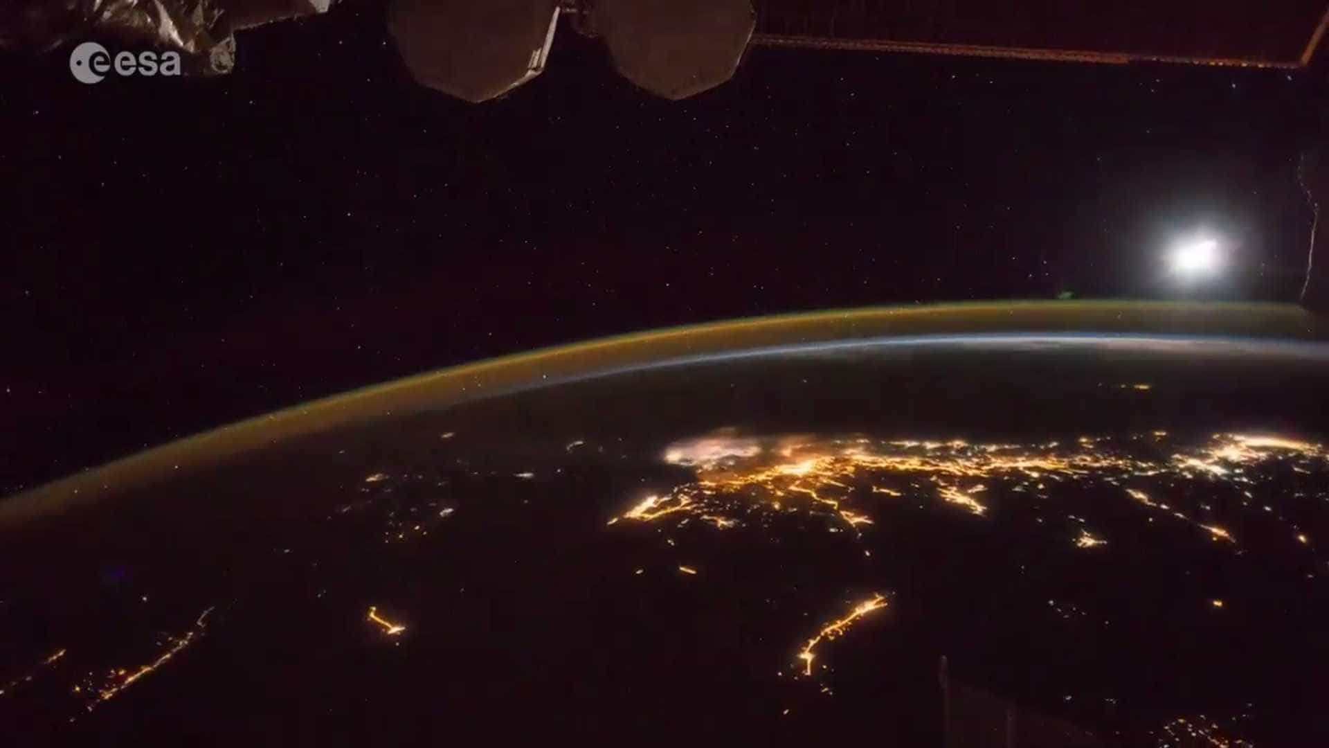 Astronauta mostra 'luz estranha' sobre a atmosfera da terra