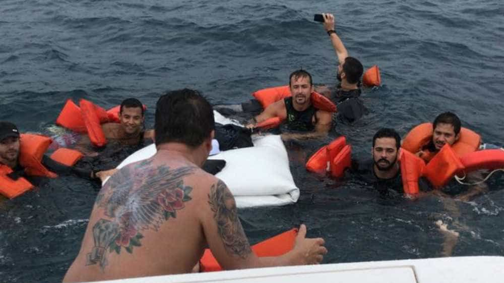 Lancha naufraga na Bahia e sobrevivente faz selfie durante resgate