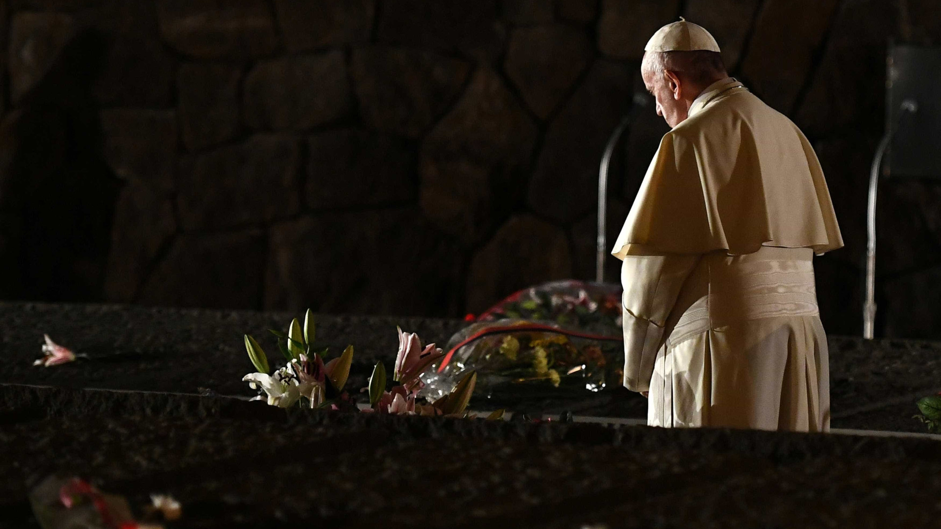 Em cemitério, Papa faz apelo emocionante contra guerra