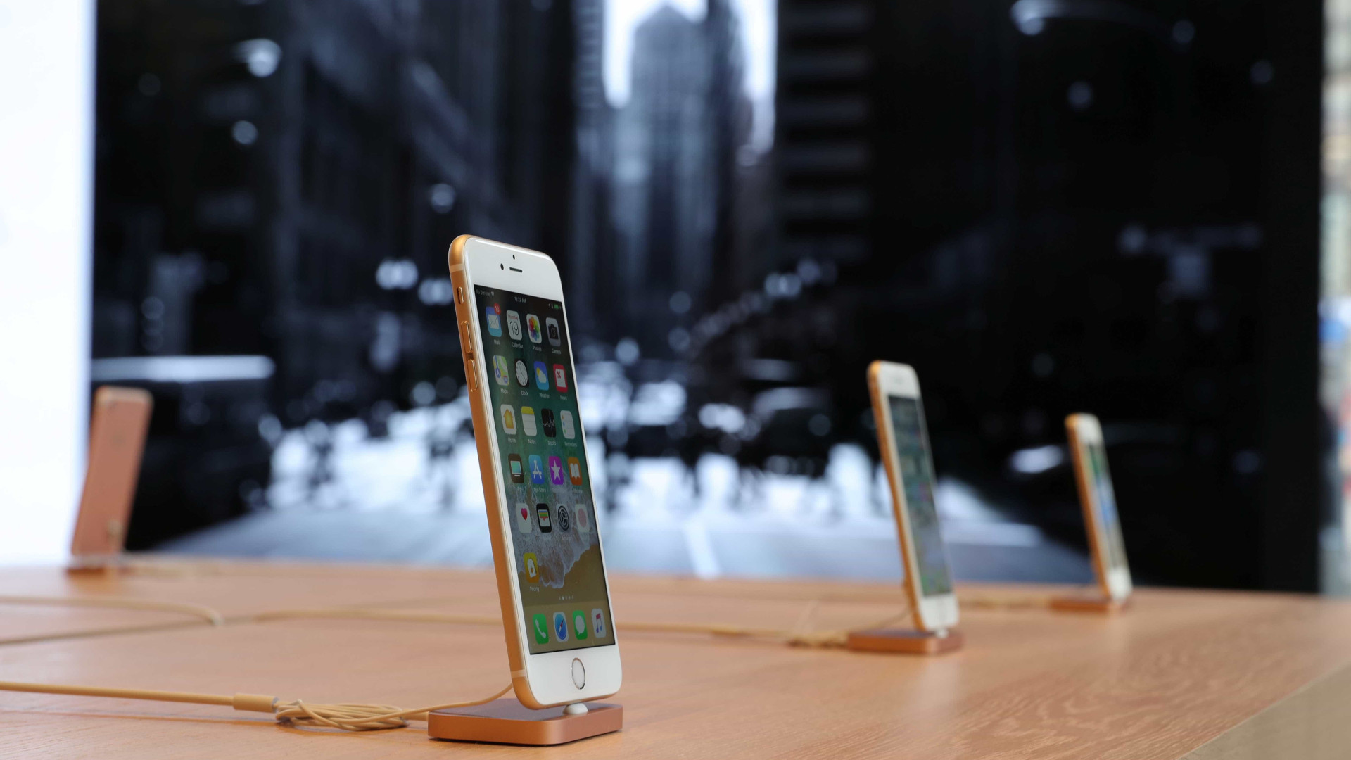 Mais vendido do ano, iPhone deve ficar muito mais barato em 2018