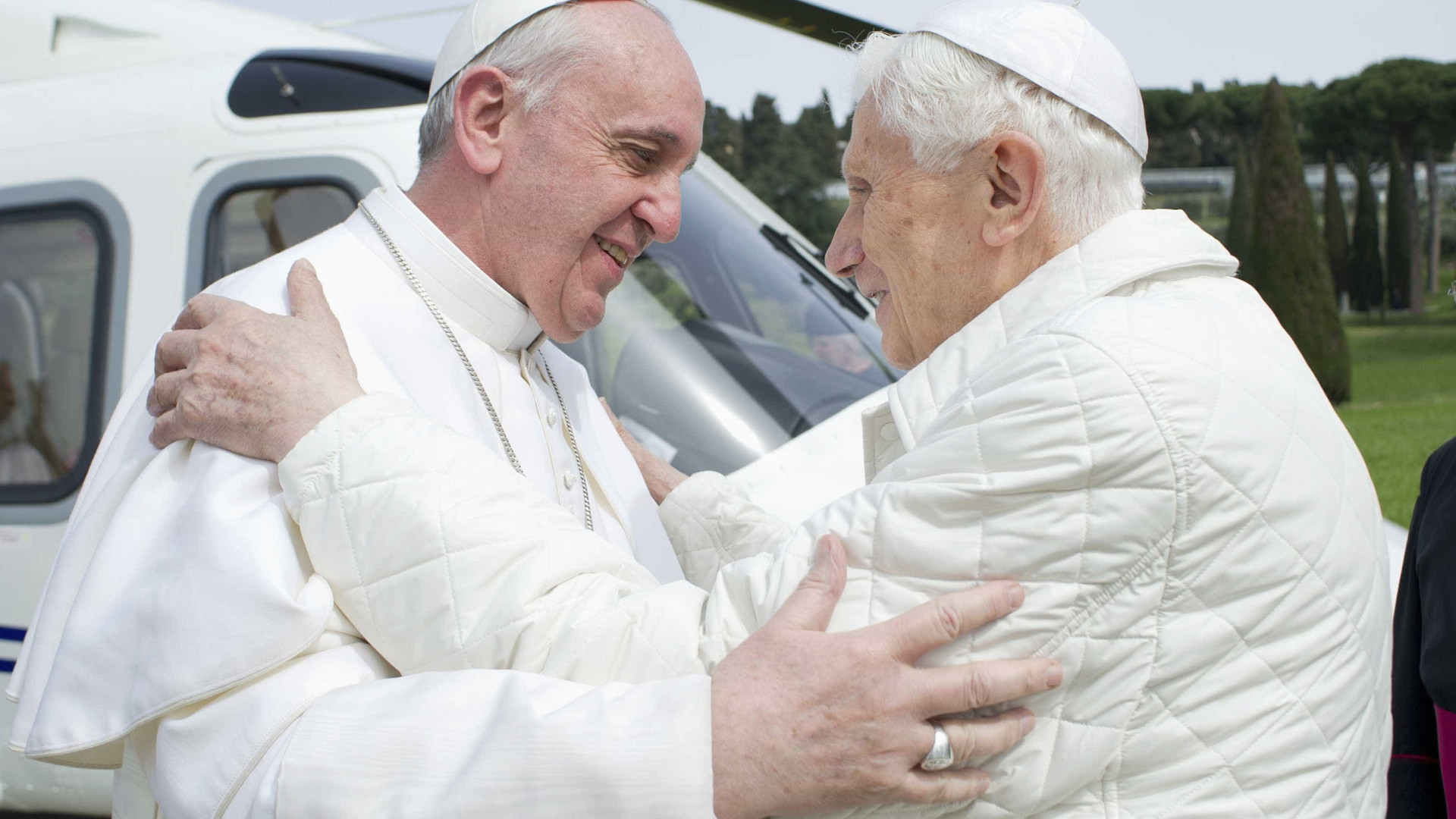 Bento XVI 'obrigou' Francisco a aceitar cargo de papa