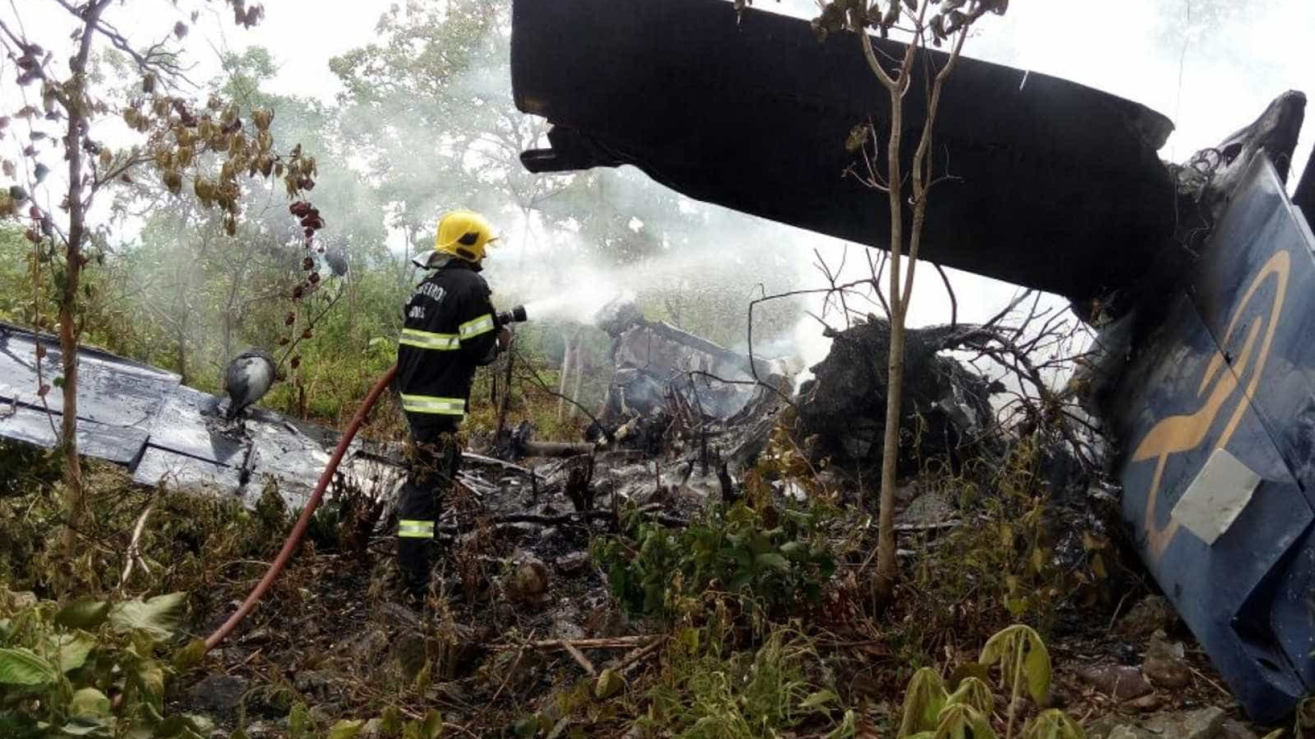 Avião cai e pega fogo em Goiás; passageiros sobrevivem