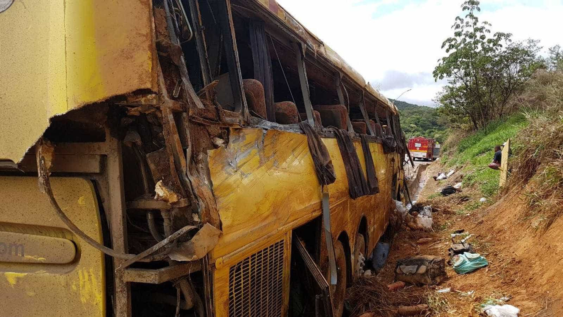 Ônibus tomba na BR-381 em MG e deixa seis mortos