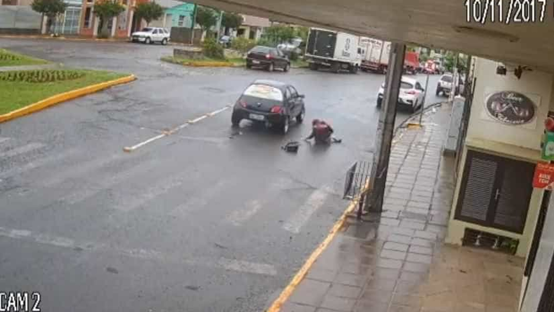 Motorista atropela jovem em faixa de pedestre e foge sem dar socorro
