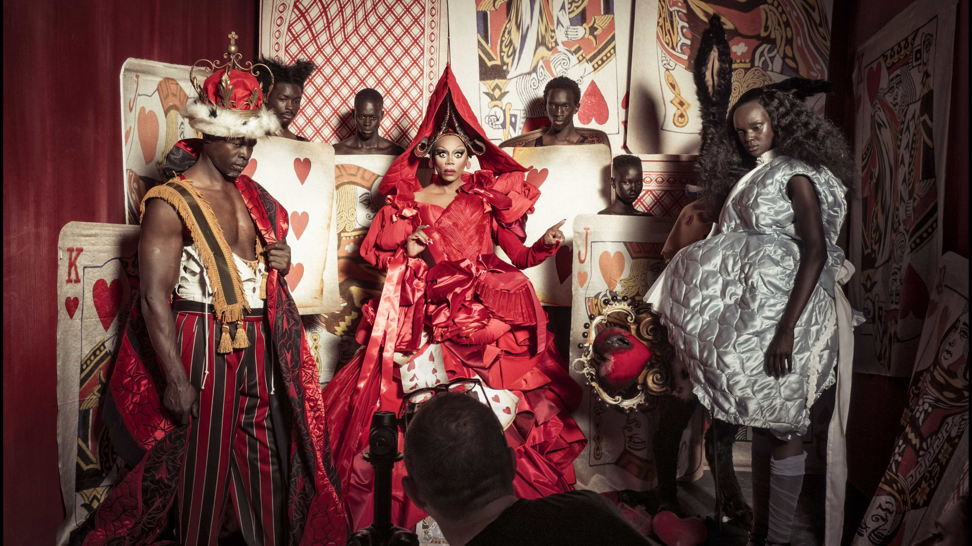 Com elenco negro, Pirelli recria 'Alice no País das Maravilhas'