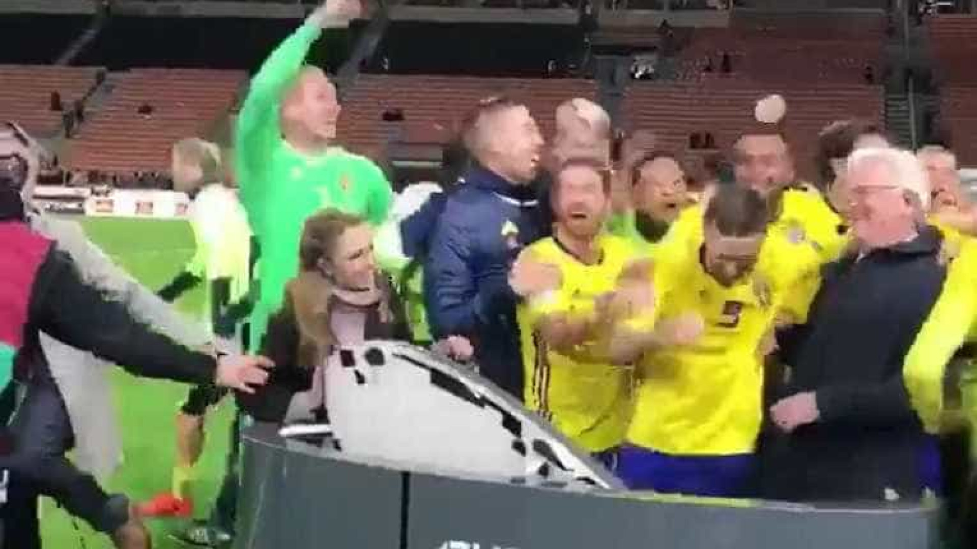 Jogadores da Suécia quebram bancada de jornalistas em comemoração