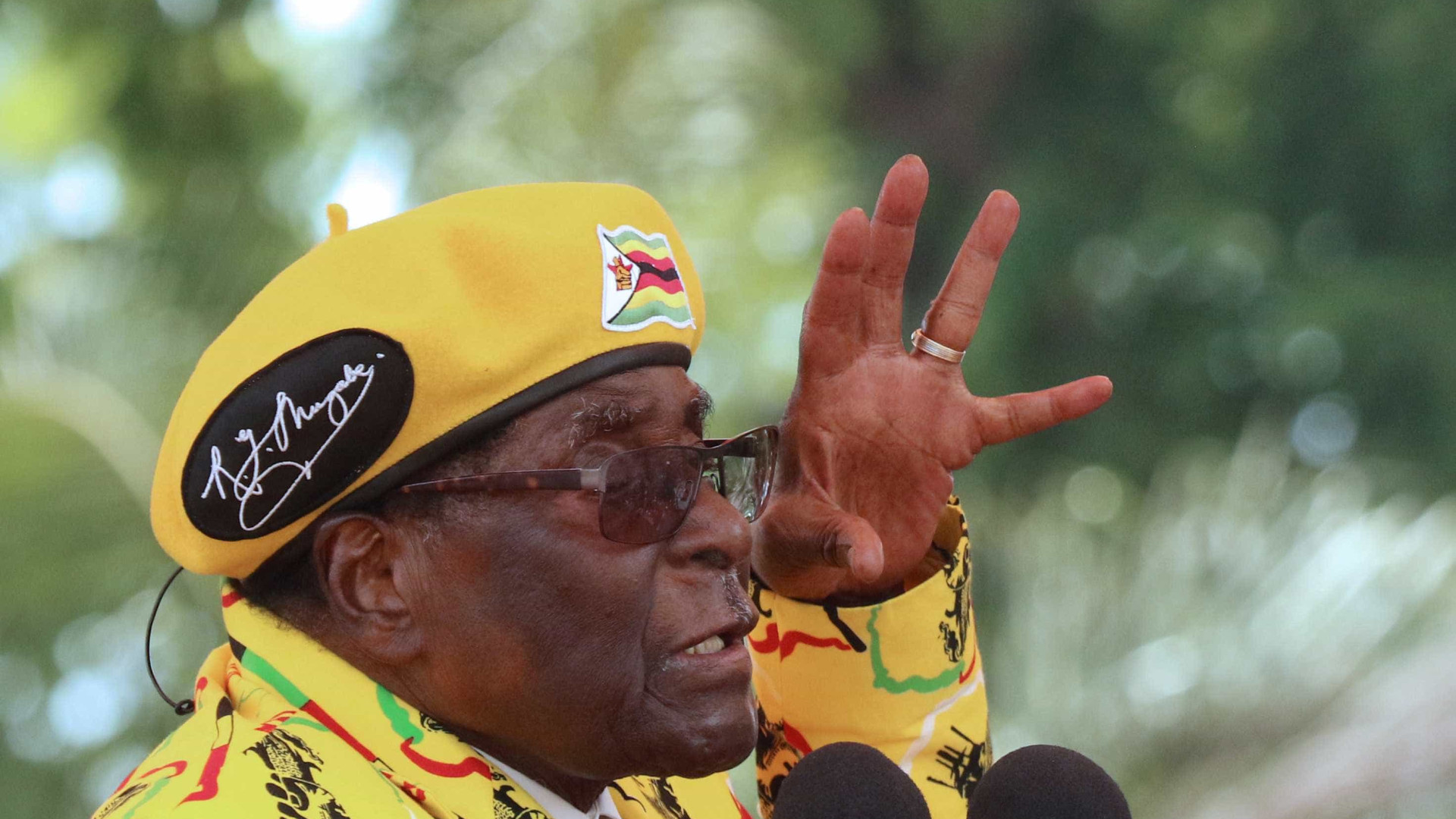 Após décadas na presidência, Mugabe renuncia no Zimbábue