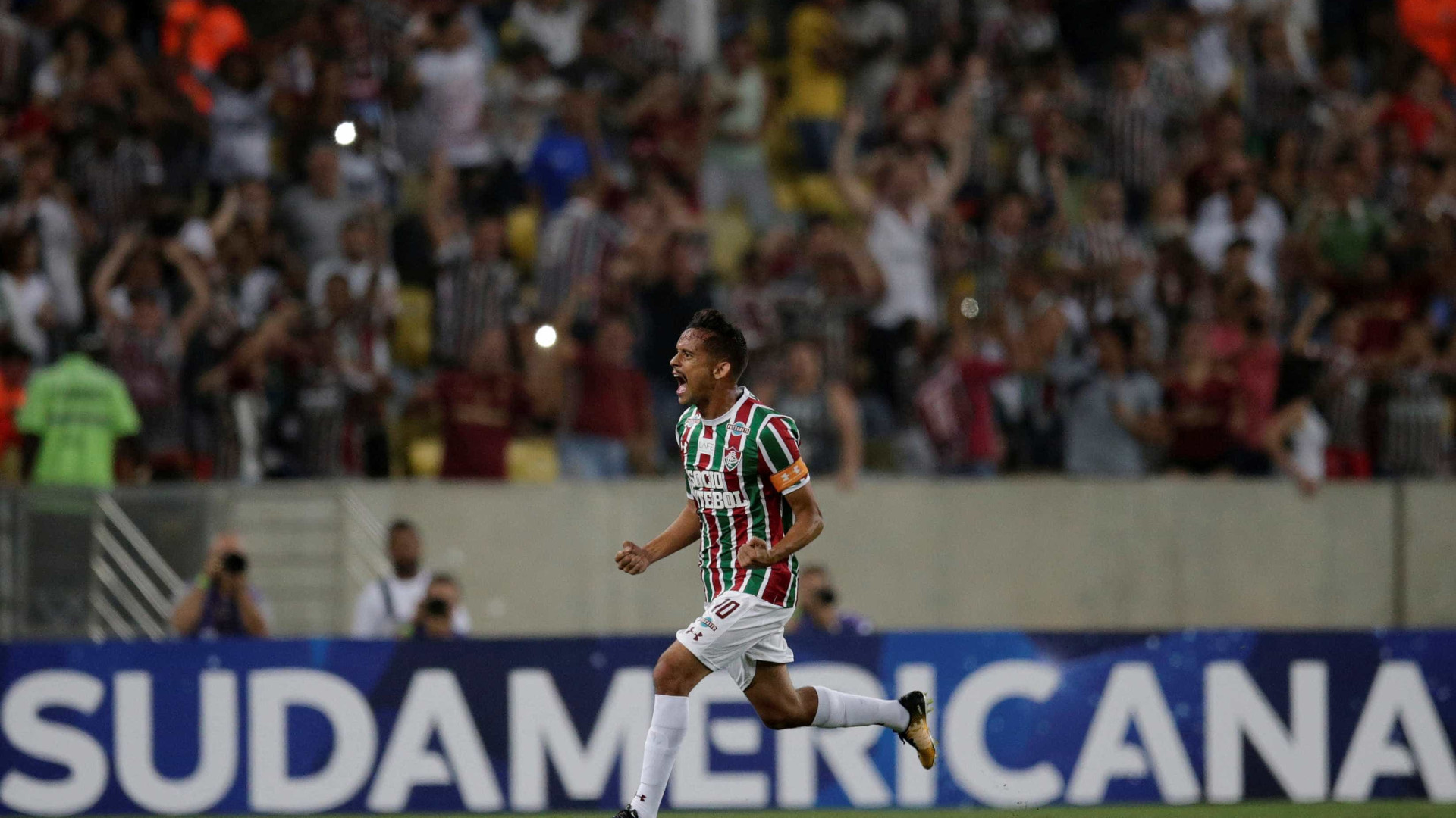 Clube internacional entra na briga por Gustavo Scarpa