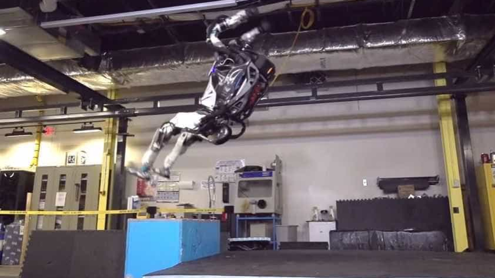Após atualização, robô consegue dar salto mortal para trás; veja
