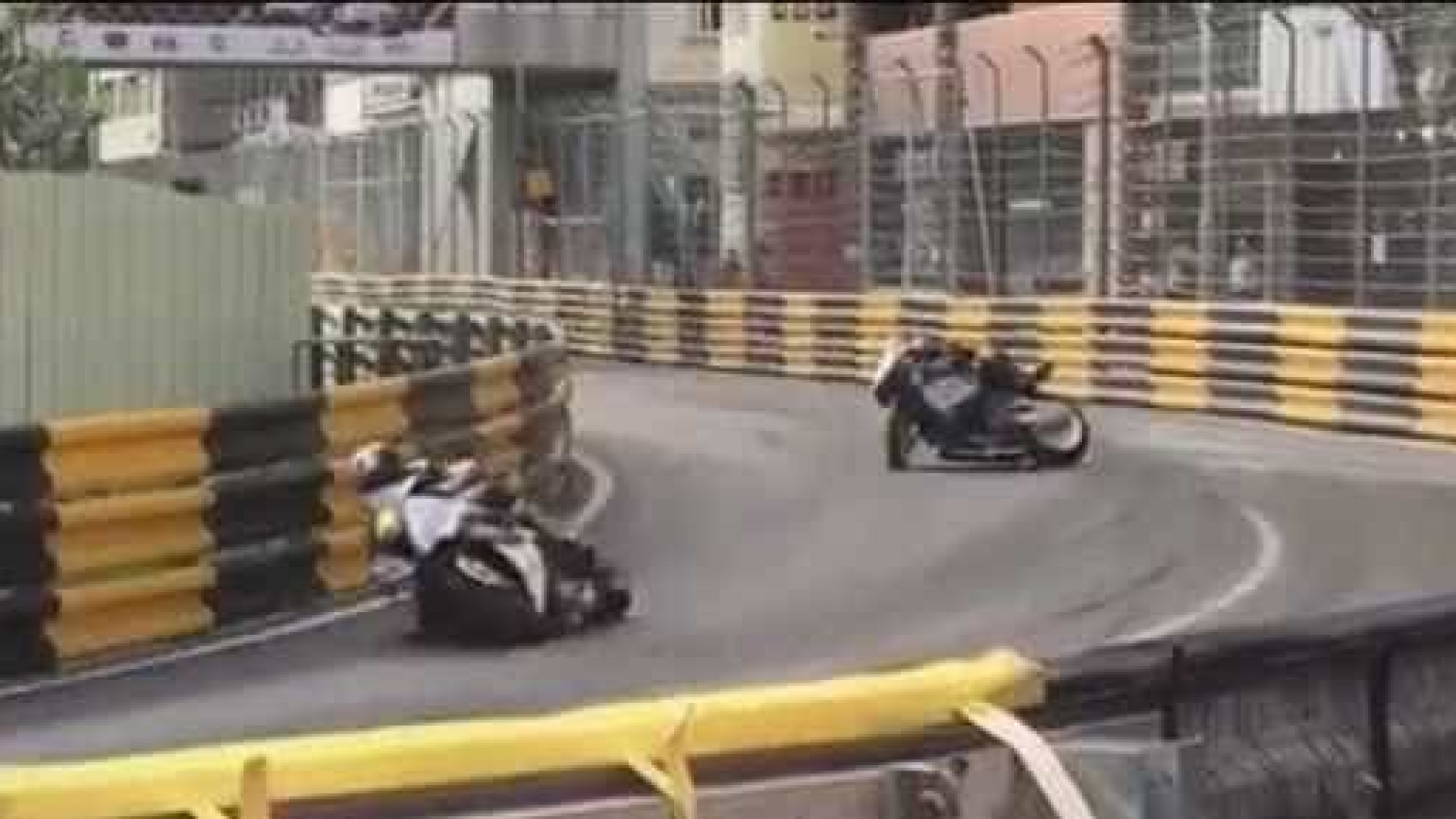 Morre piloto britânico após acidente no GP de Macau; imagens fortes