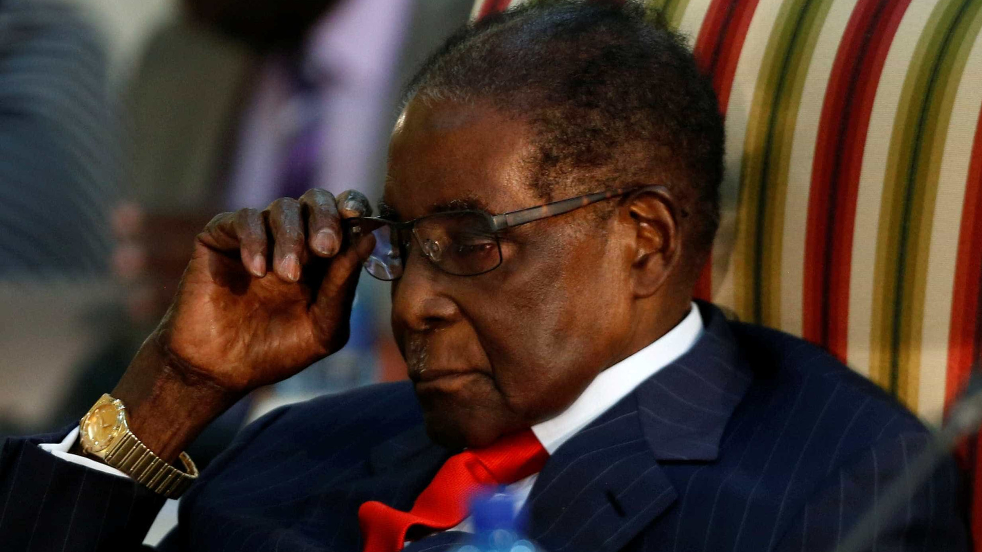 Imprensa diz que Mugabe já elaborou sua carta de renúncia