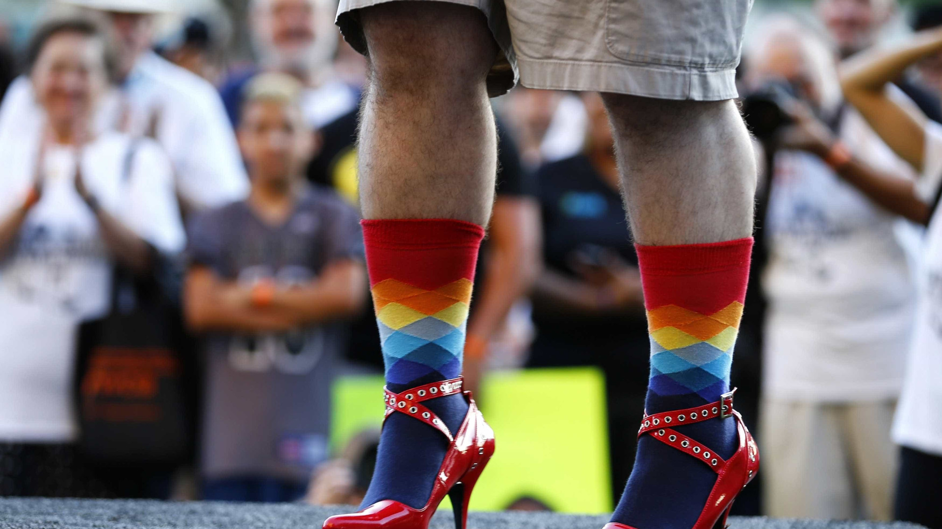Pessoas calçam sapatos de outras em exposição sobre 'empatia'