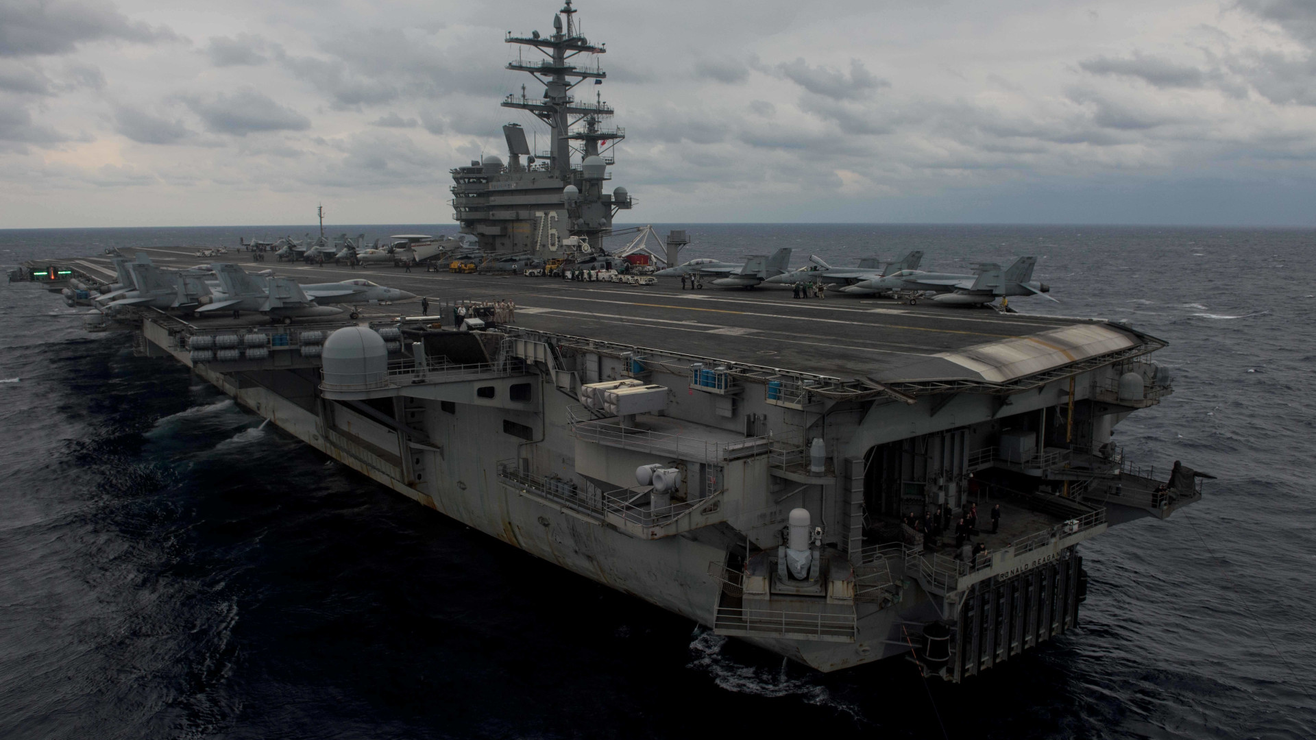 Avião da Marinha dos EUA cai no Pacífico com 11 pessoas a bordo