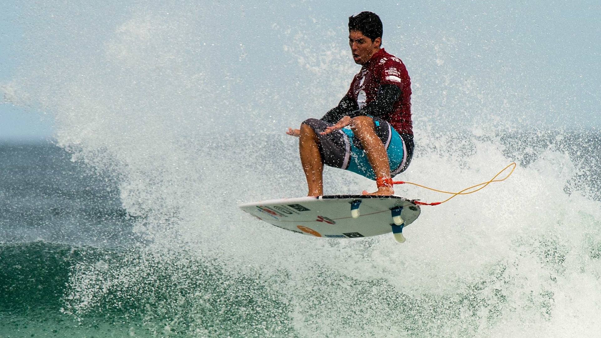 No Havaí, Medina briga para conquistar o bi mundial no surfe