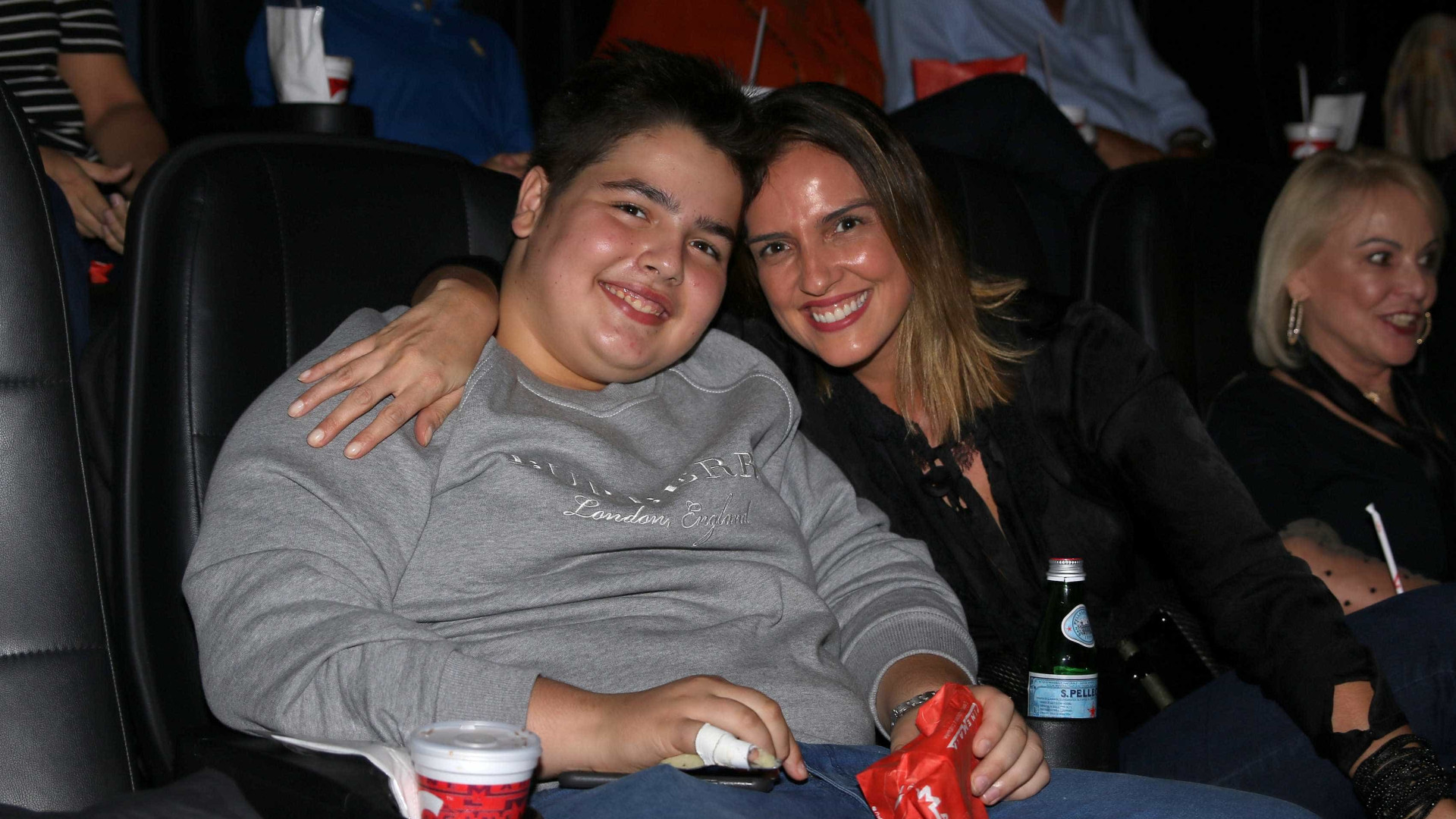 Filho do apresentador Faustão vai com a mãe em pré-estreia de filme