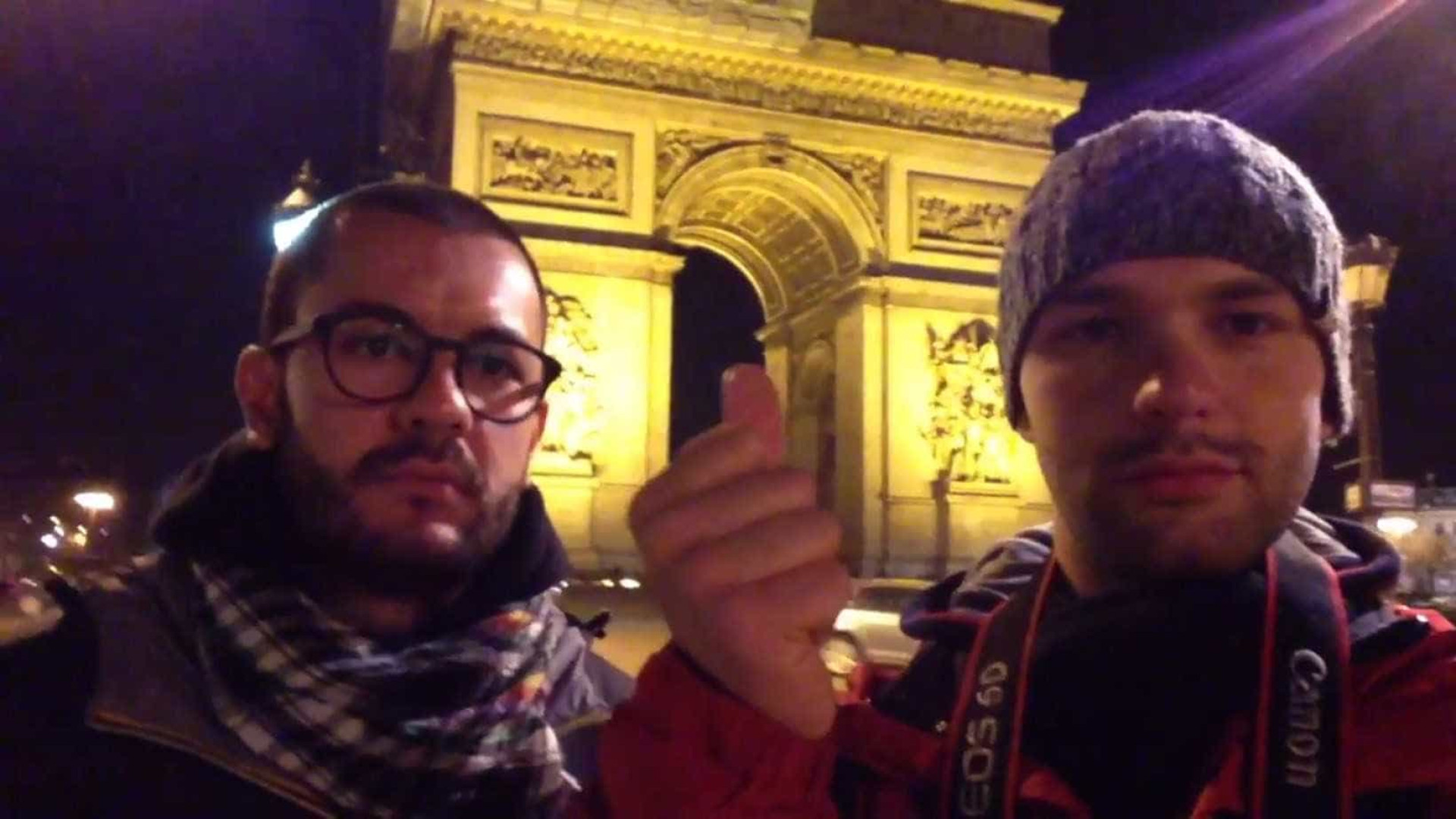 Turistas se "teletransportam" por pontos turísticos de Paris