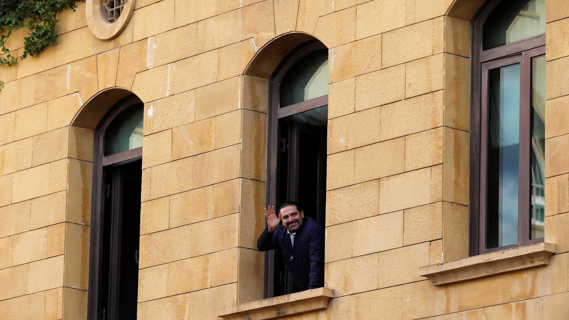 Premiê do Líbano suspende decisão de renunciar