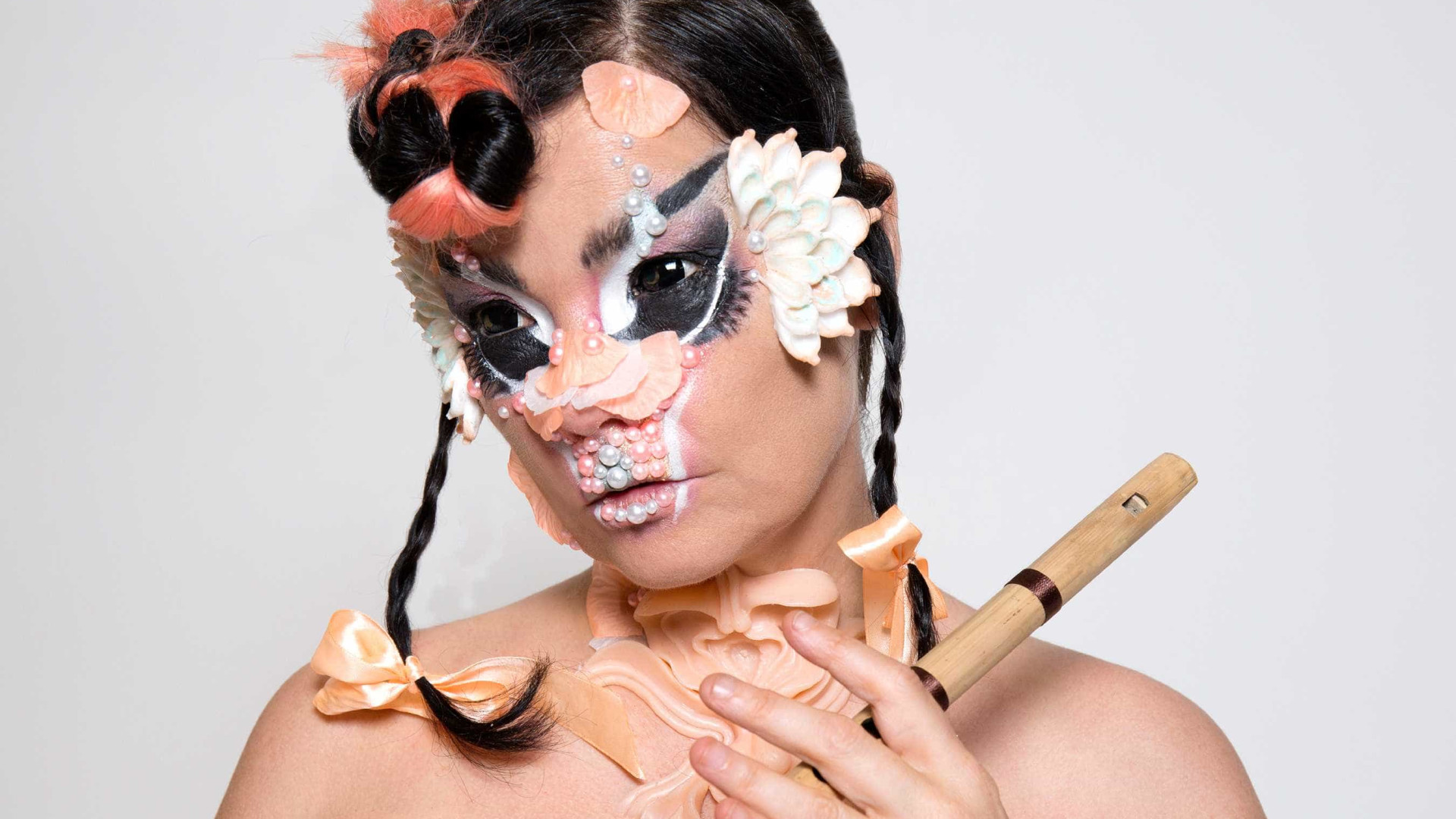 Björk lança novo álbum e anuncia dois shows