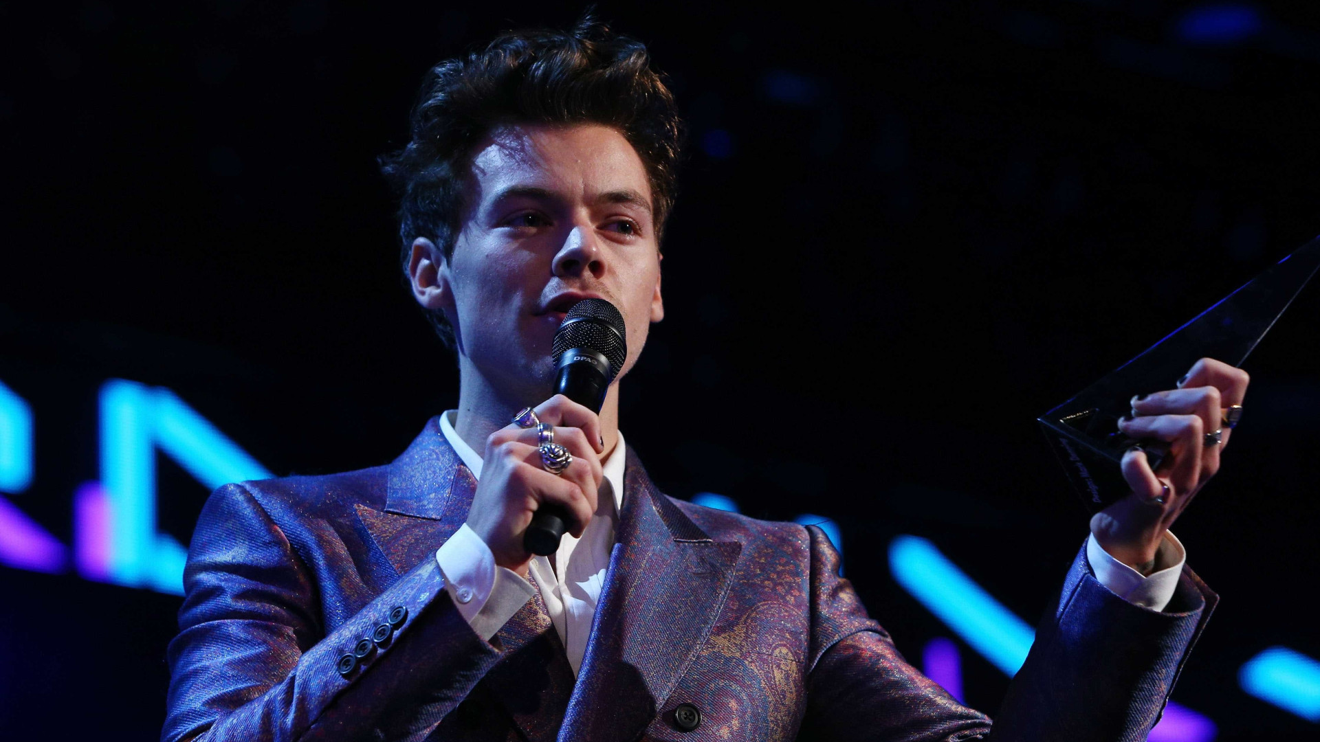 Harry Styles beija Lorde antes de receber prêmio na Austrália; assista