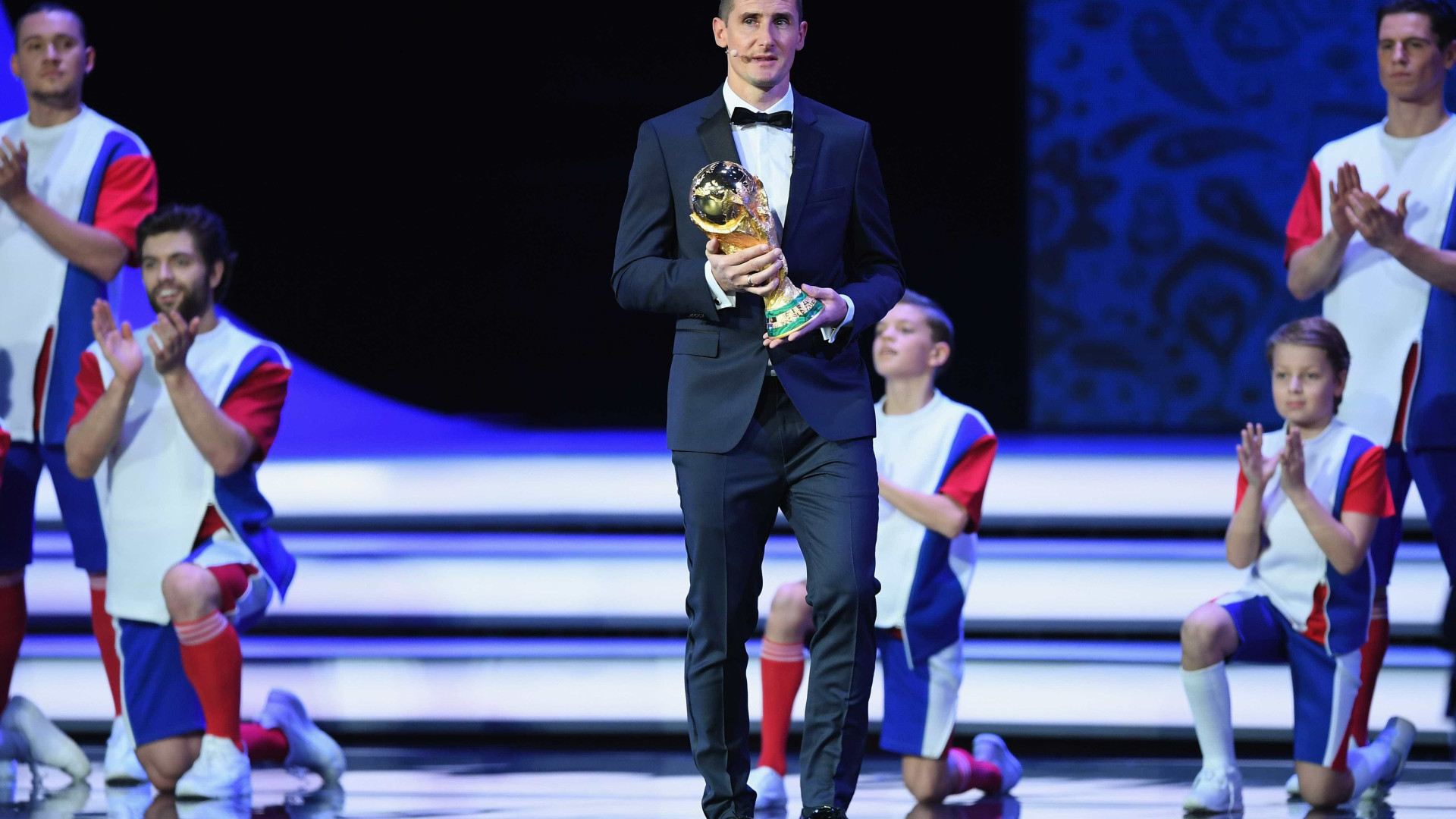 Klose leva troféu da Fifa ao palco, e telão relembra '7 a 1'