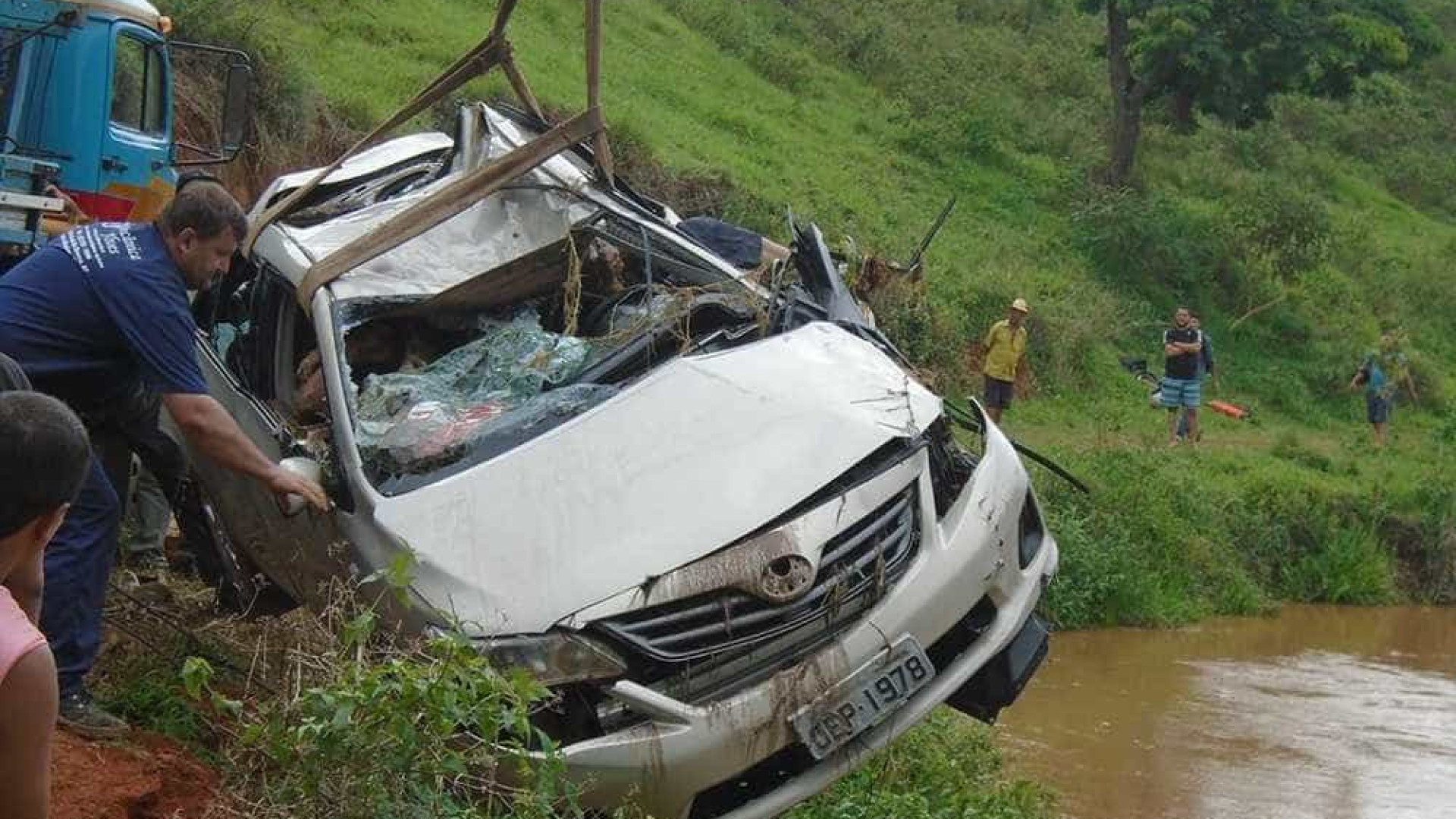 Família morre após carro cair dentro de um rio em Minas Gerais