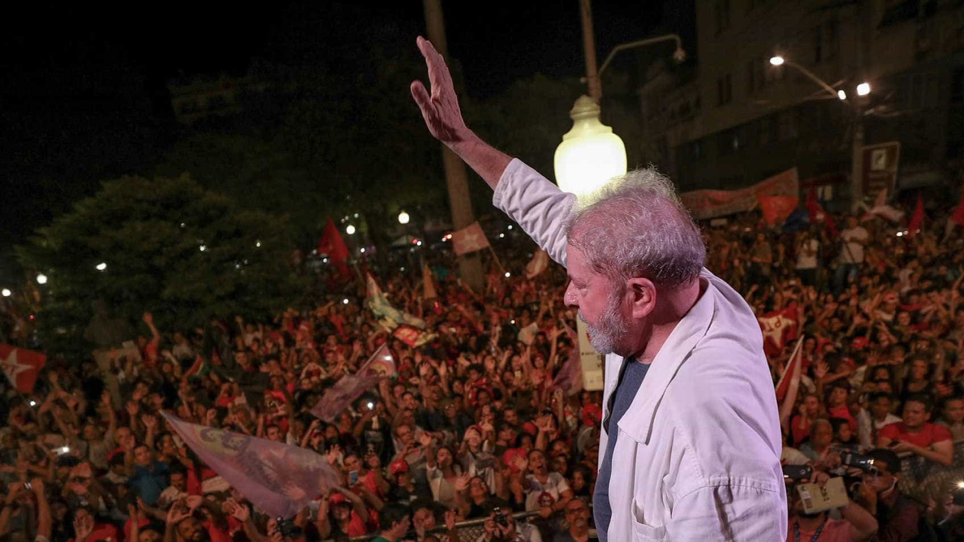 'Eles vão ter que me engolir', diz Lula em ato em Vitória