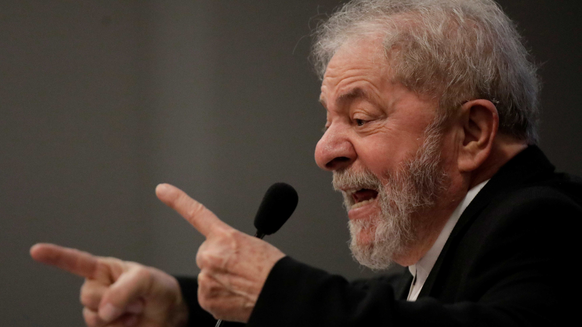 Lula enfrenta protestos em caravana pelo Estado do Rio