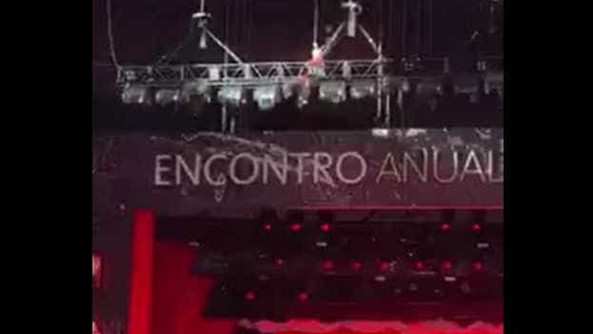 CEO do Santander faz entrada triunfal durante evento de fim de ano