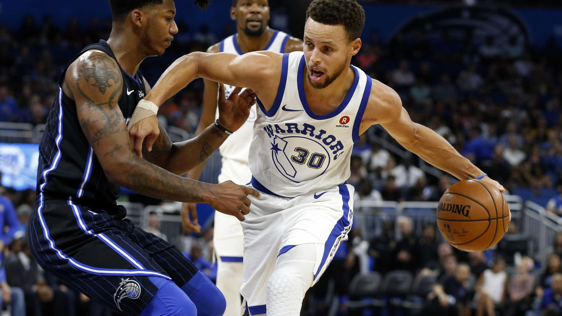 Torção no tornozelo de Curry tira astro das quadras por duas semanas