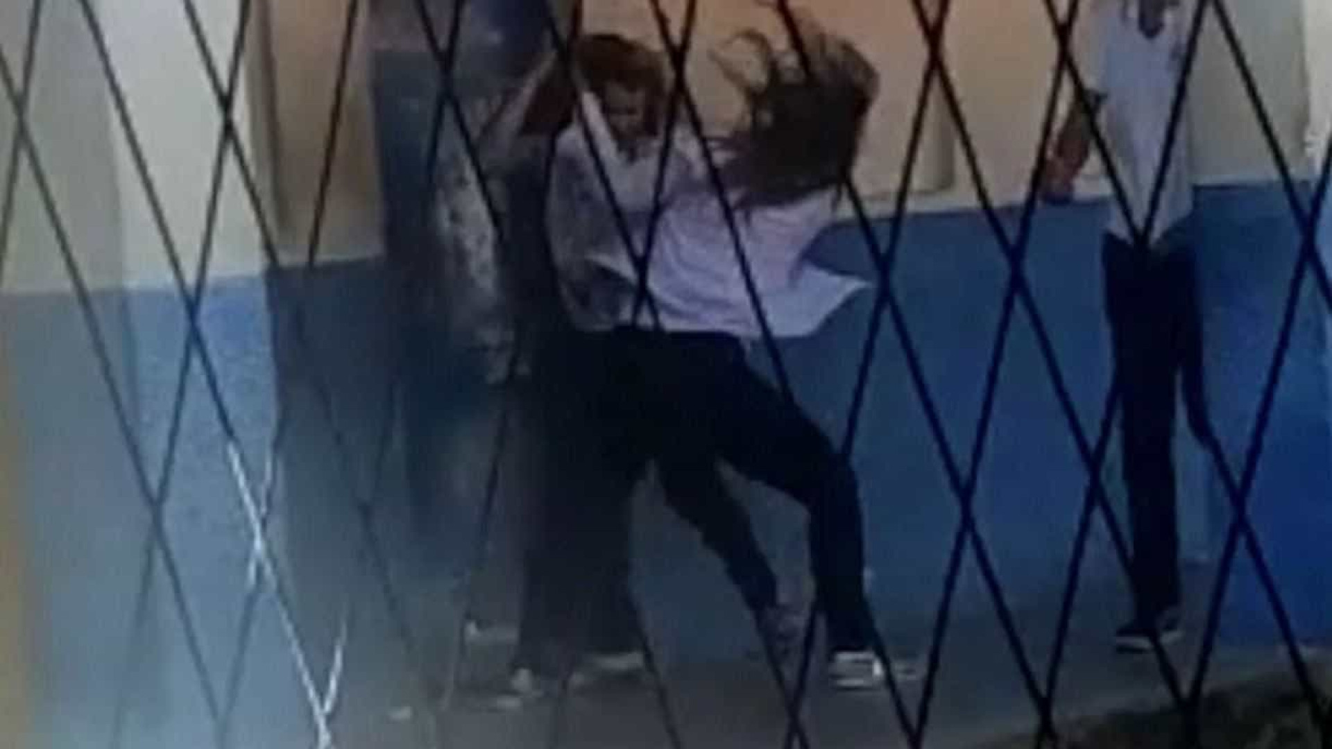 Aluna agride diretora de escola por conta de uniforme
