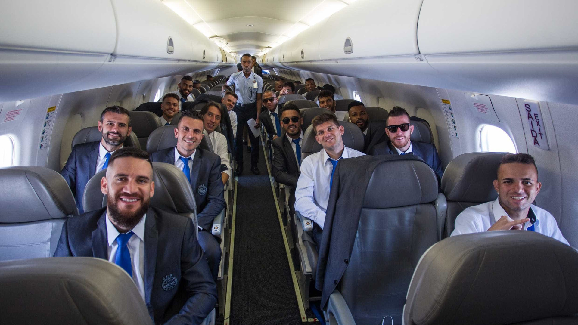 Grêmio embarca para o Mundial com apoio e festa da torcida no aeroporto