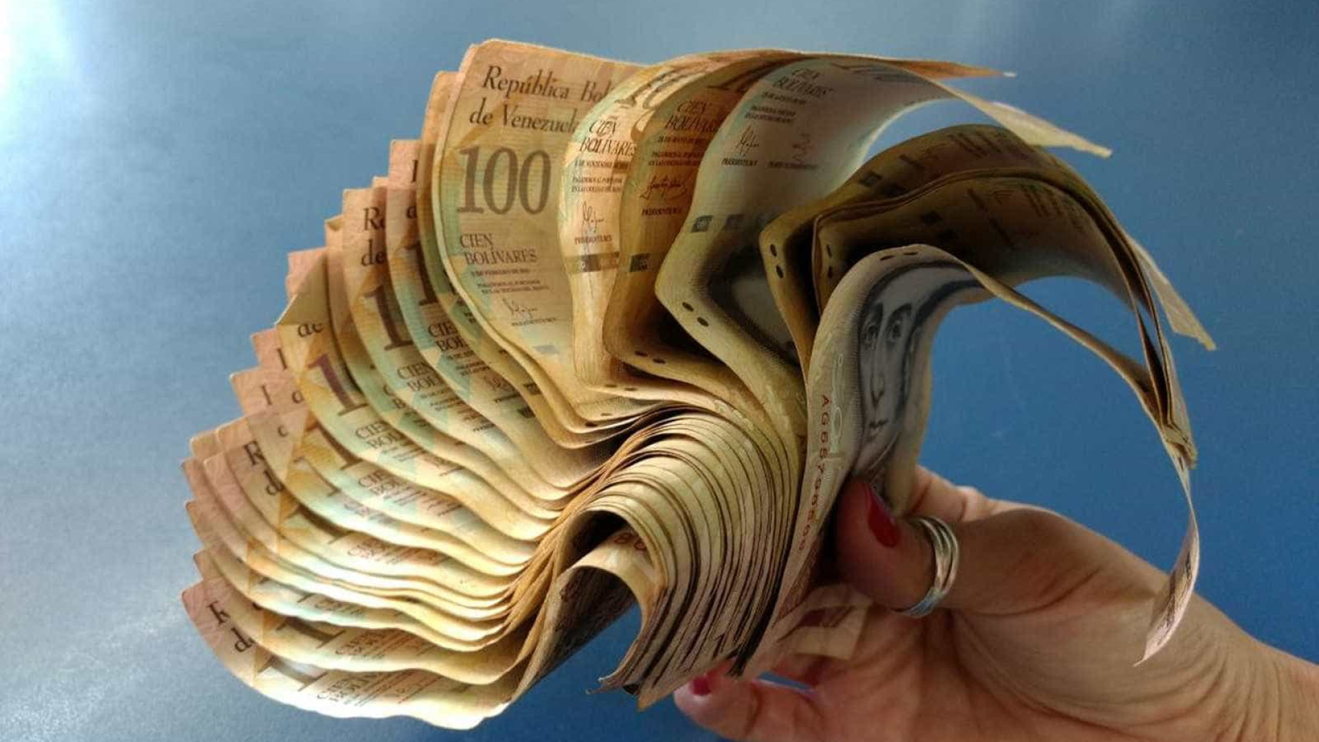 No DF, catador não consegue trocar dinheiro venezuelano achado no lixo