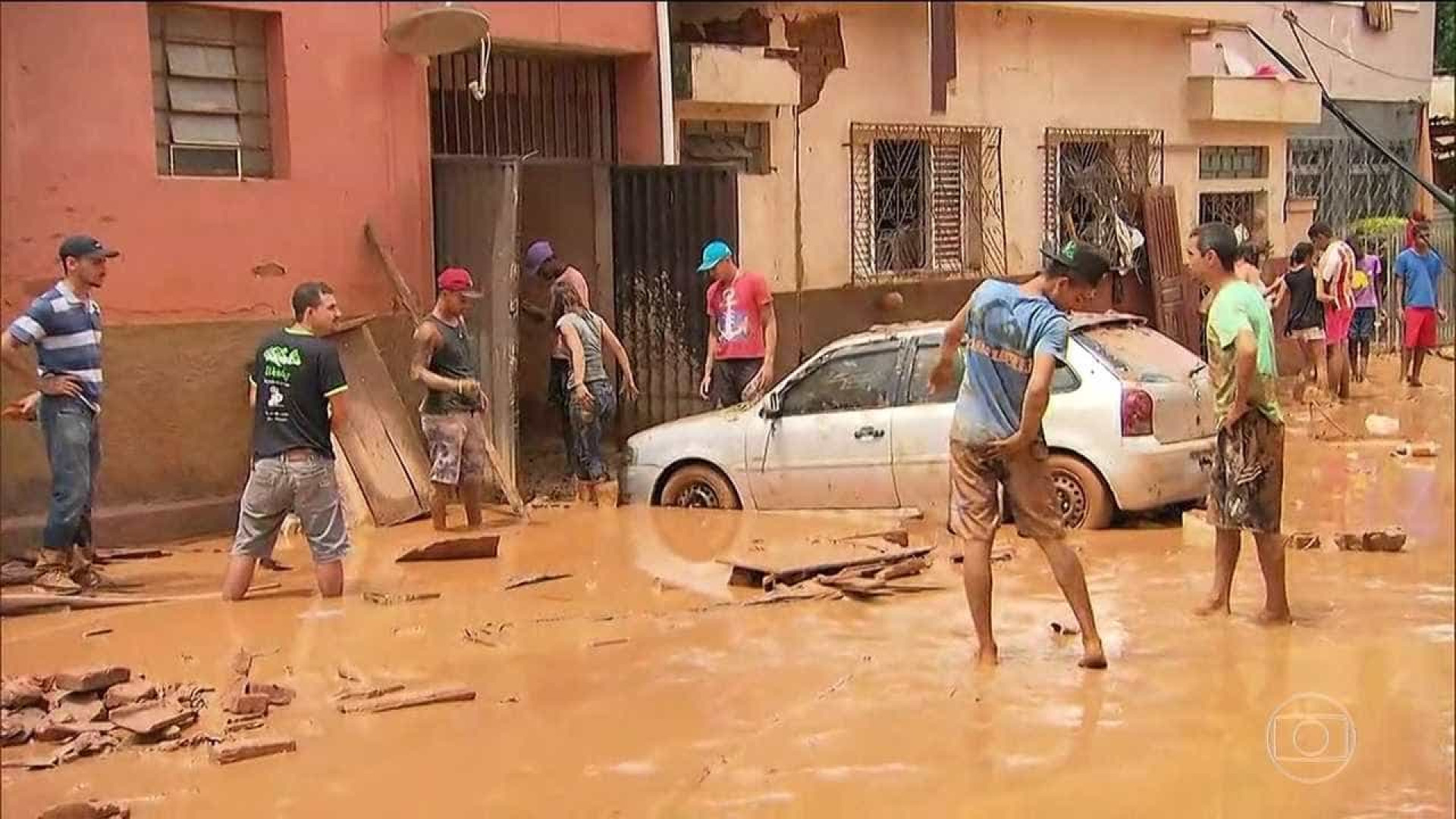 Pai desmaia ao saber que família foi levada por chuva em Minas