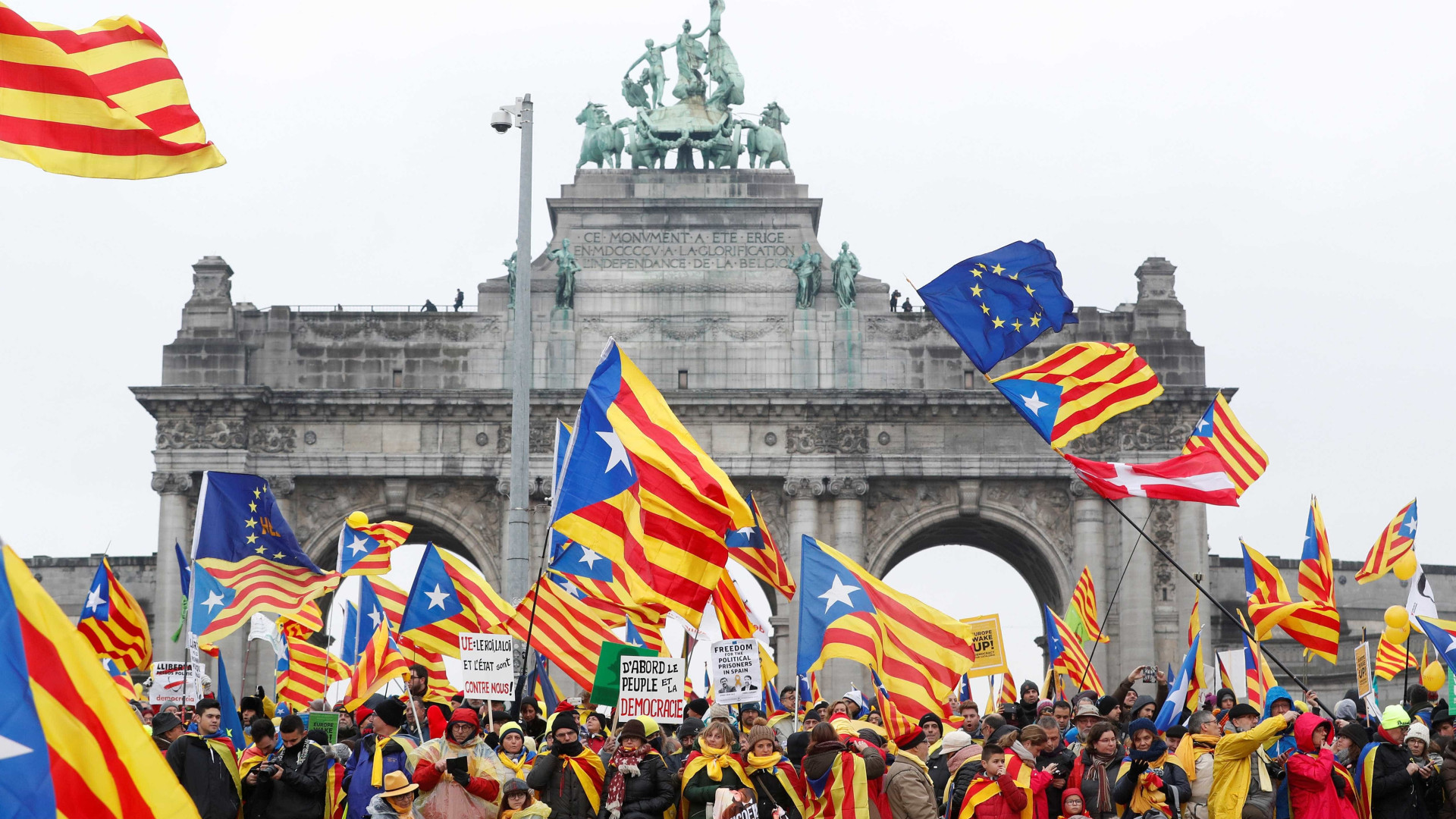 Milhares protestam em Bruxelas por independência da Catalunha