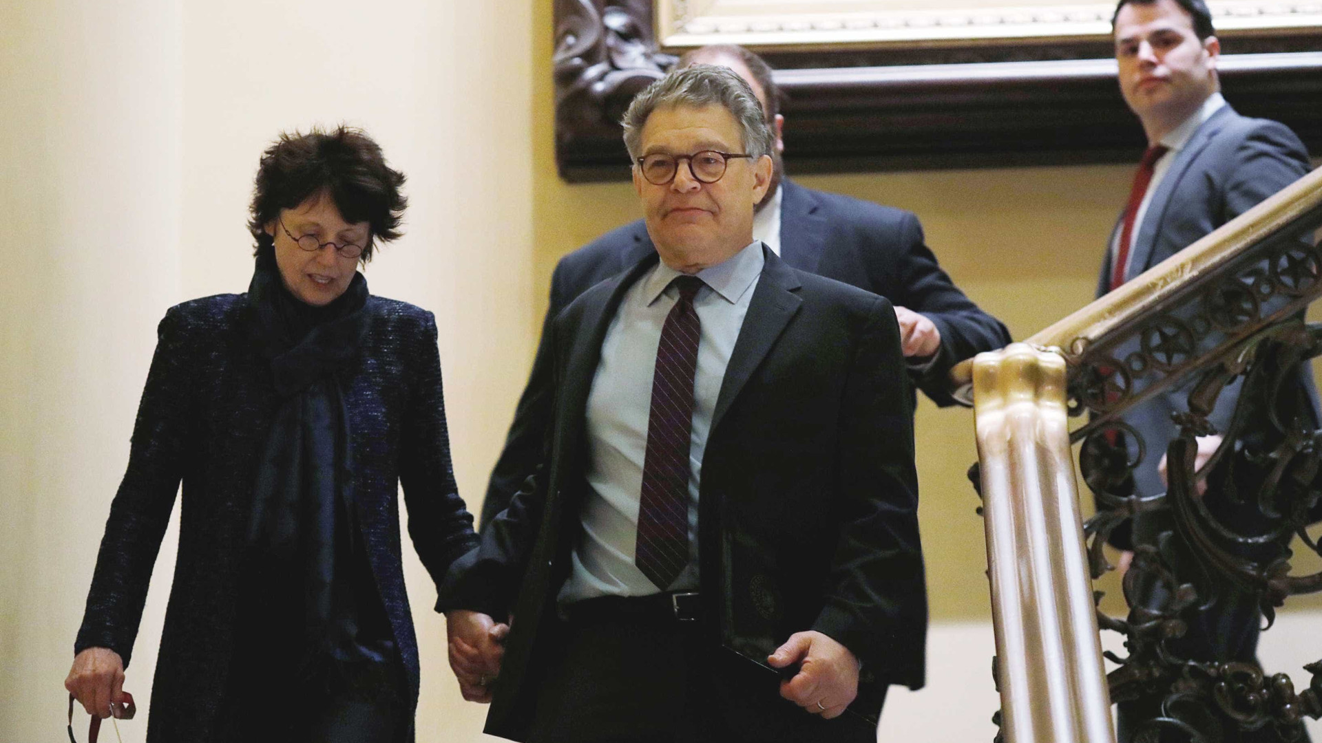 Senador democrata renuncia após denúncias de assédio sexual