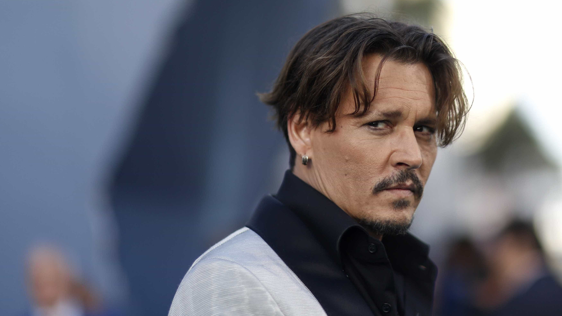 J. K. Rowling mantém Johnny Depp em filme após protesto de fãs