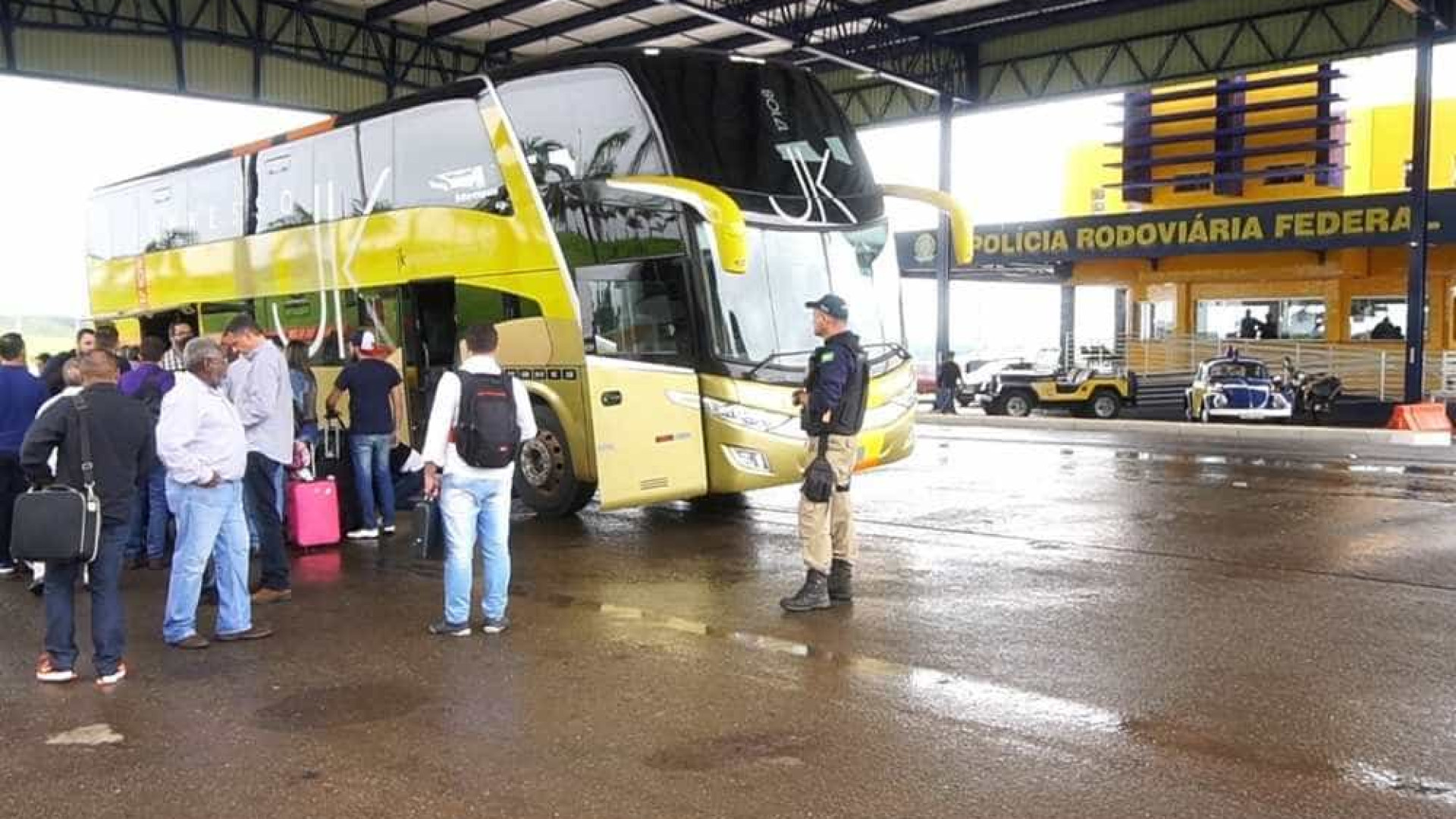 Ônibus fretado por companhia aérea é apreendido com passageiros em GO
