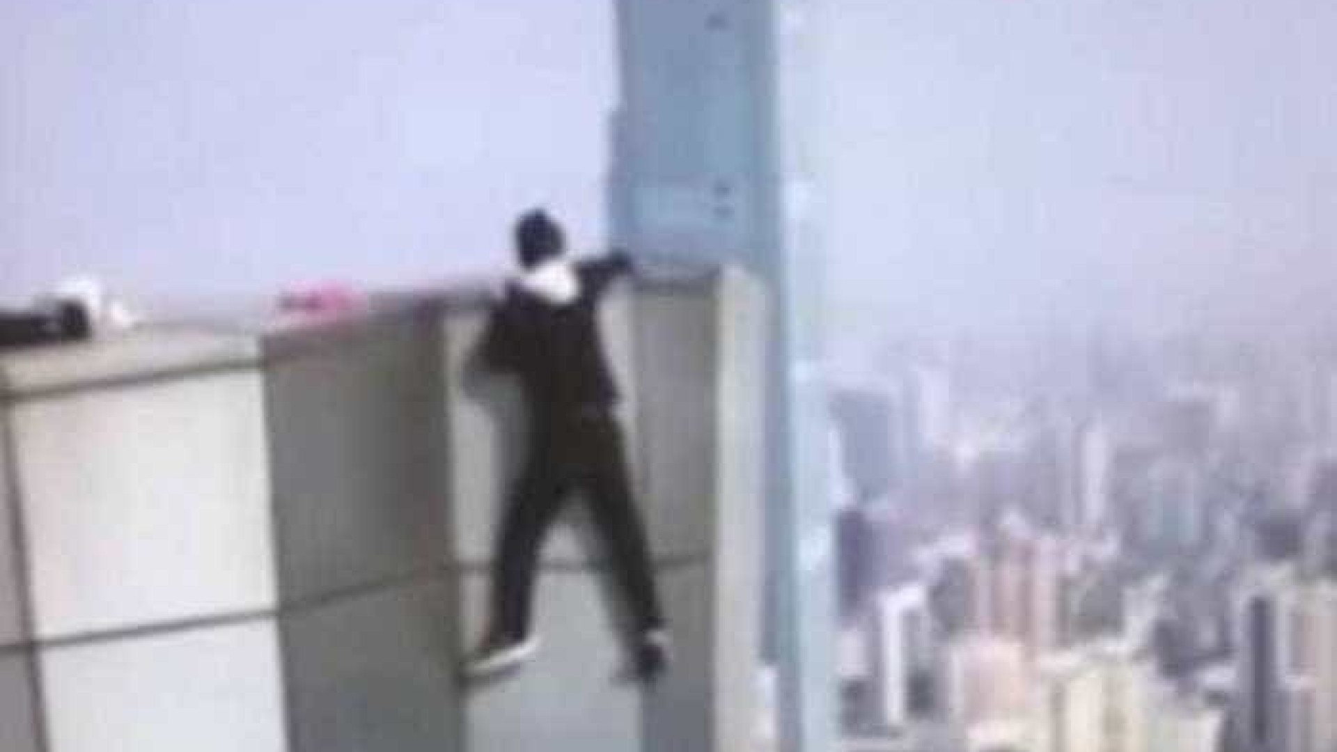 Chinês filma a própria morte ao tentar fazer acrobacia em arranha-céu
