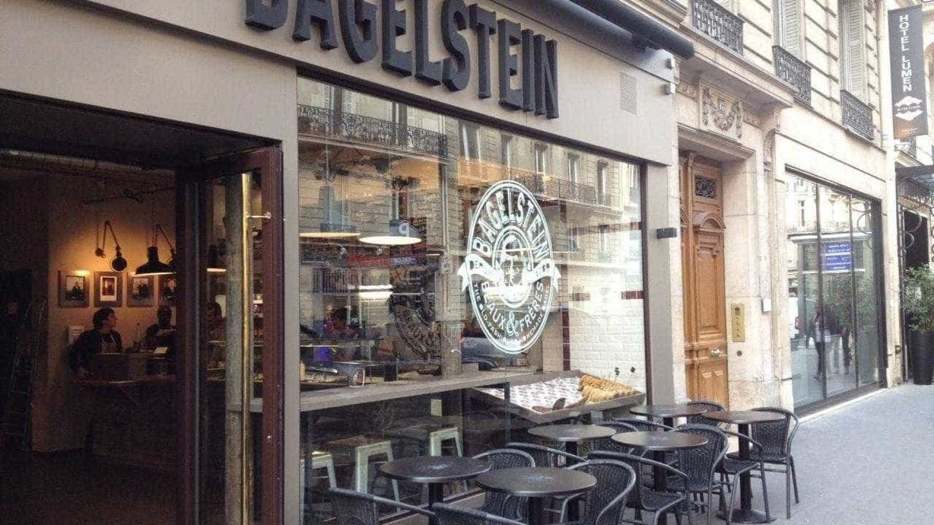Brasileiras fazem campanha contra brincadeira ofensiva de cafeteria
