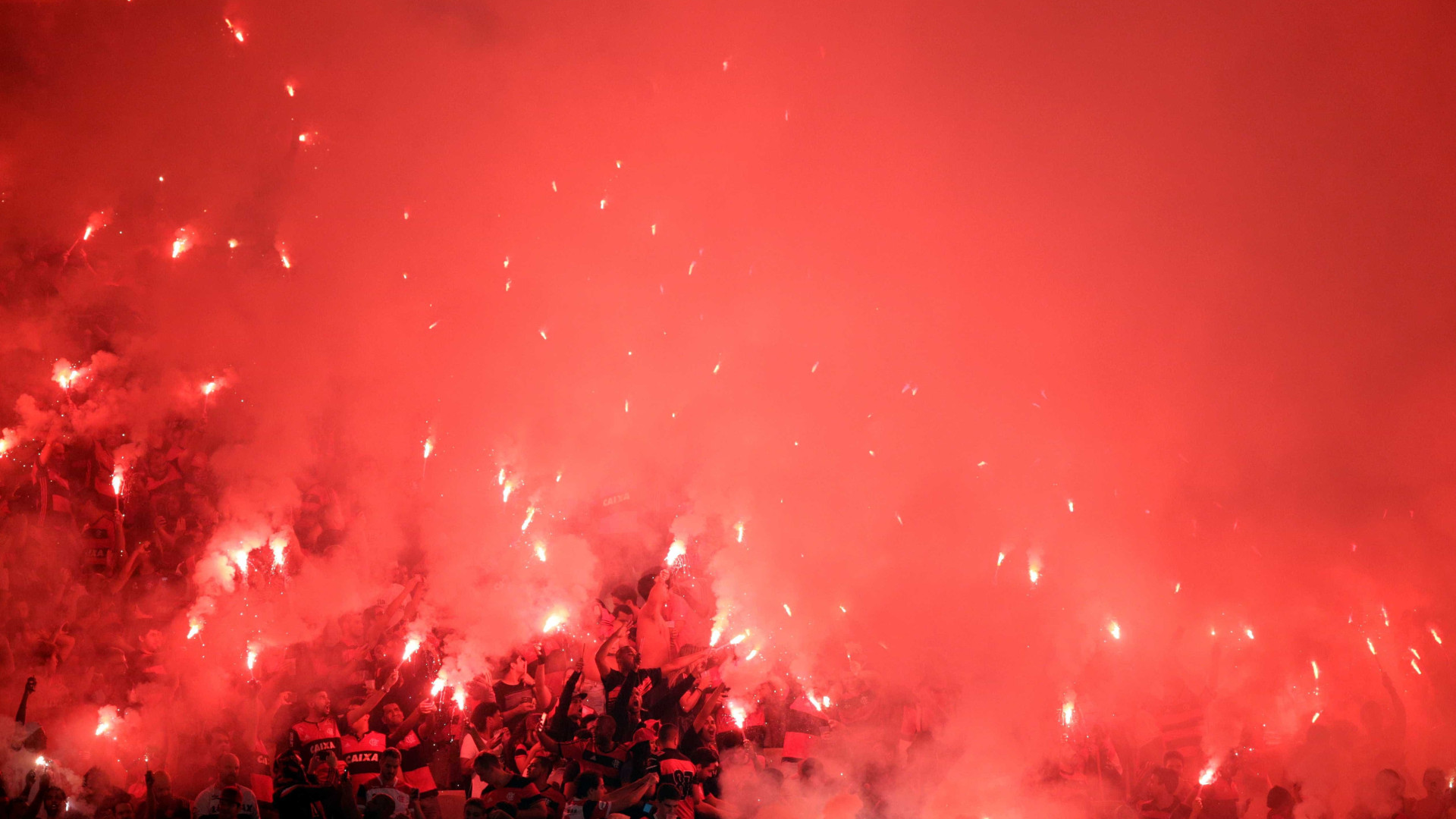Torcedores do Flamengo jogam bombas e grades após derrota na final