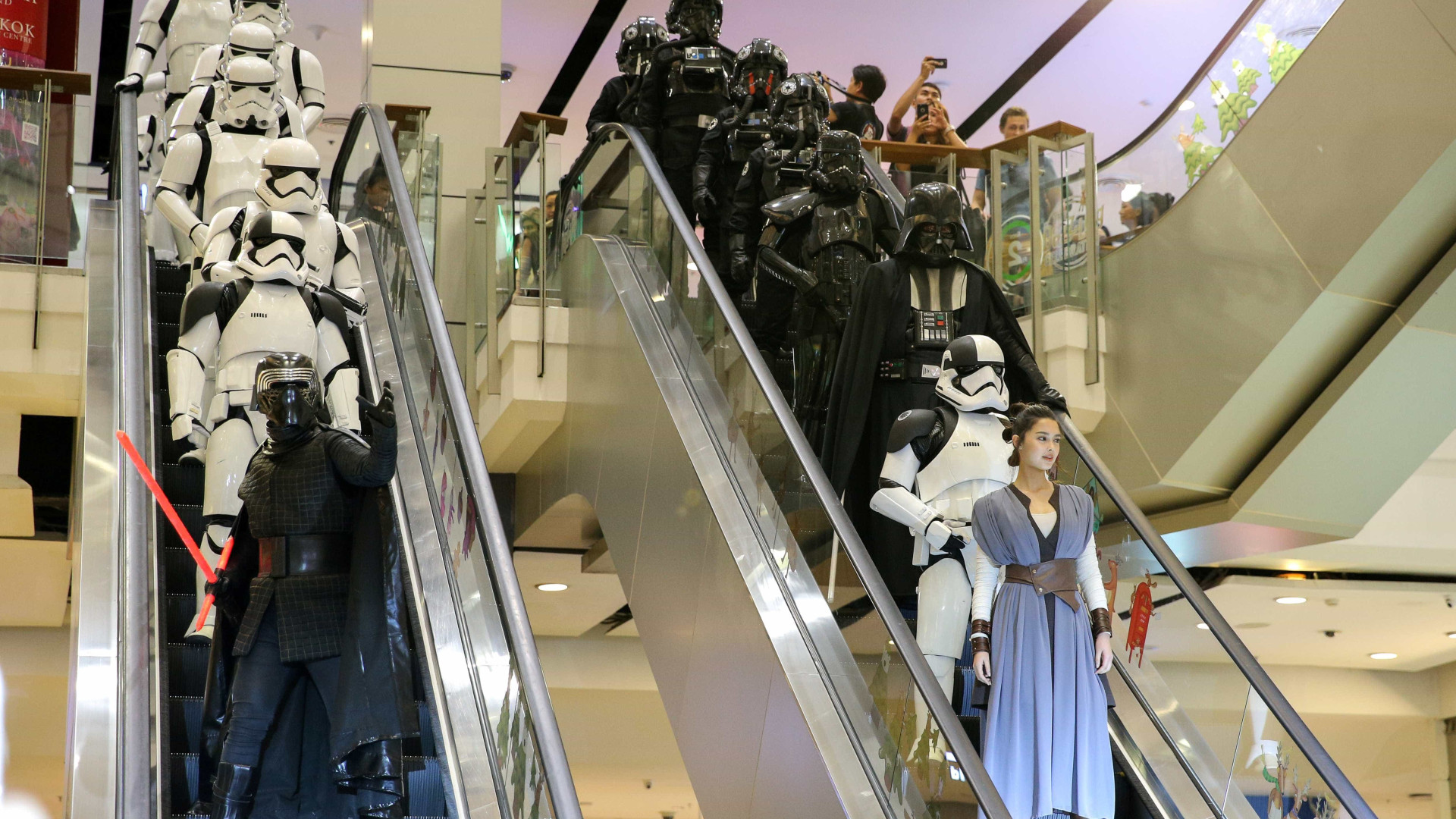 Fãs de Star Wars se fantasiam para pré-estreia de novo filme da saga